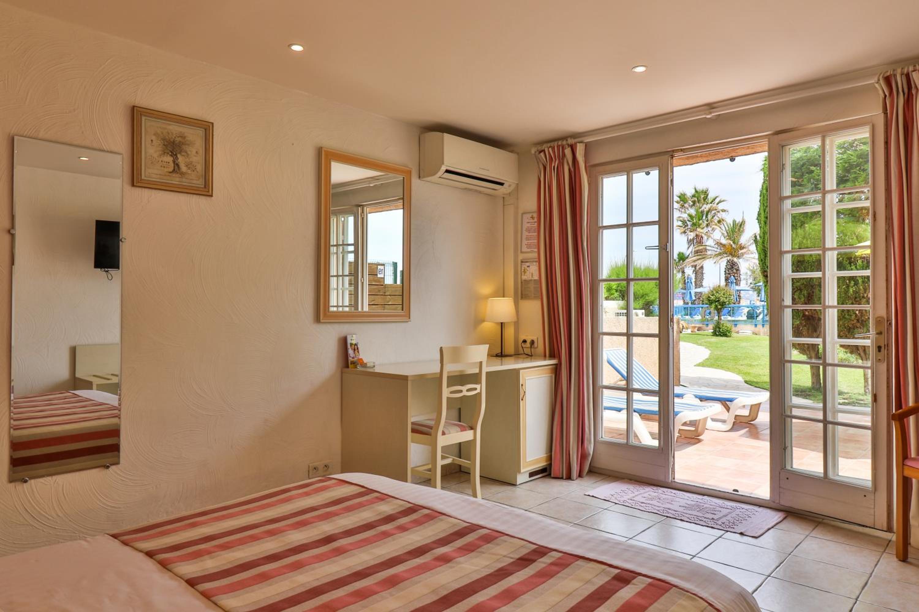 Comfort Double Room - Terrace Garden view photo 3