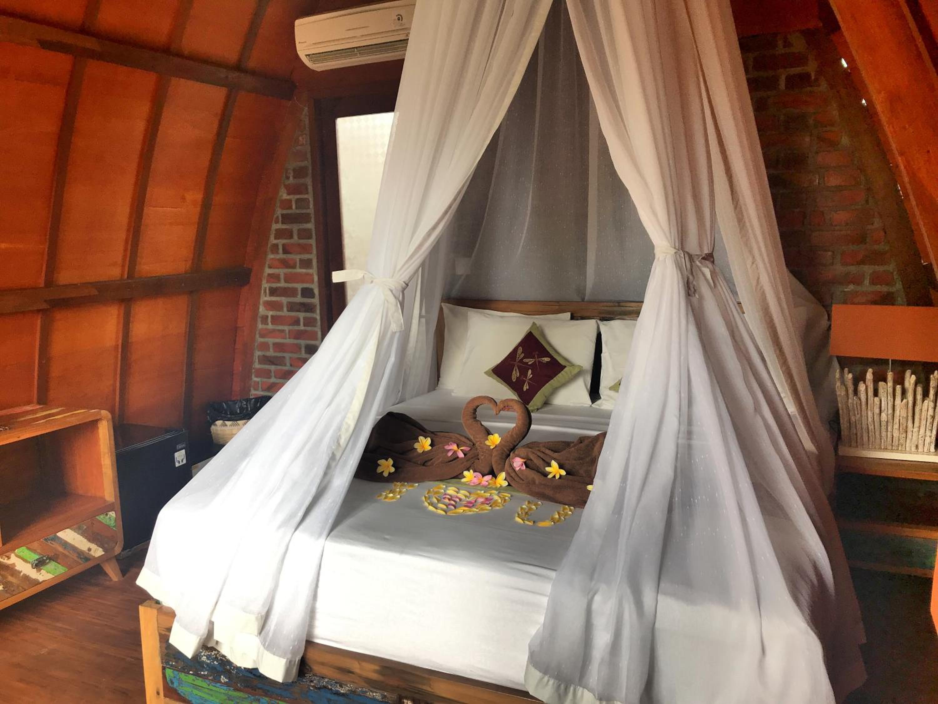 One-Bedroom Bungalow - Photo 1
