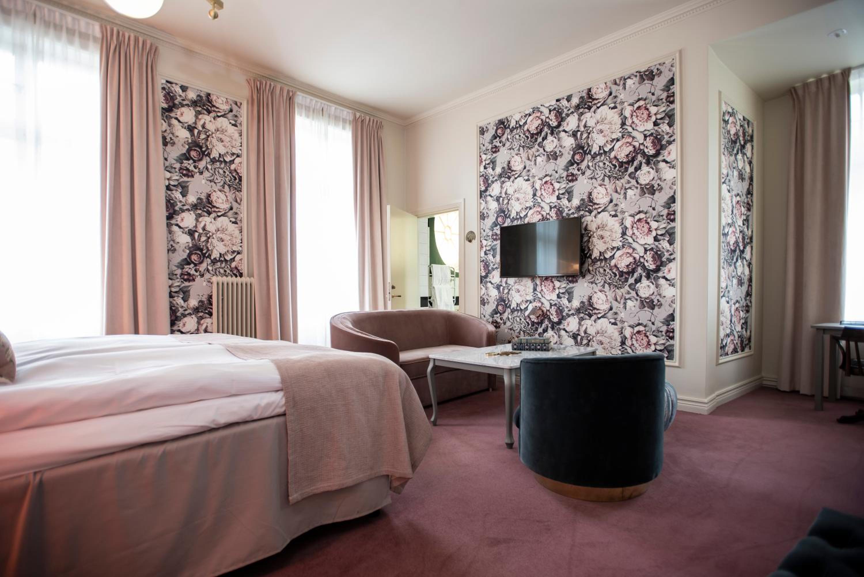 Junior King Suite - Photo 2