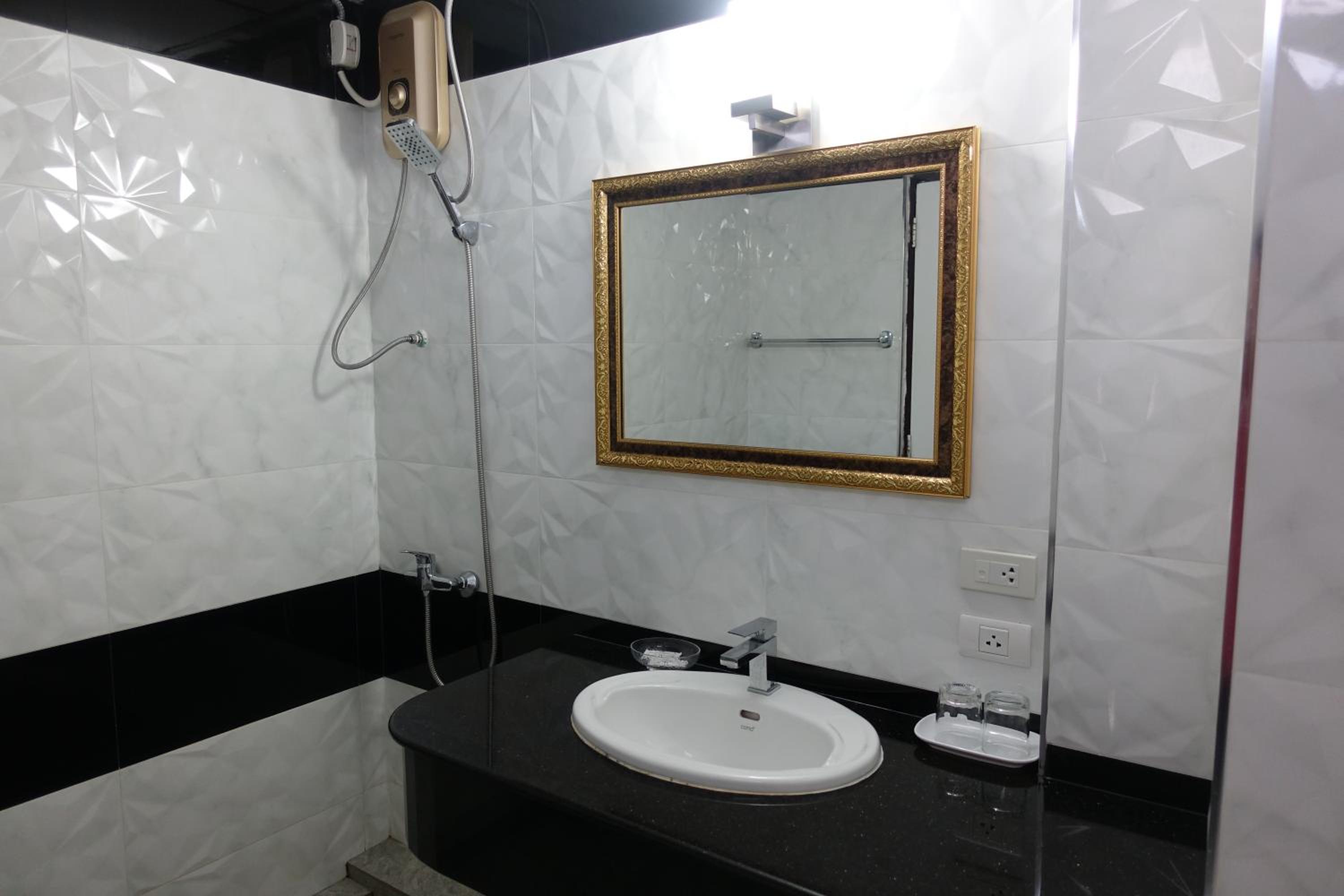 Deluxe Double Room - Photo 9