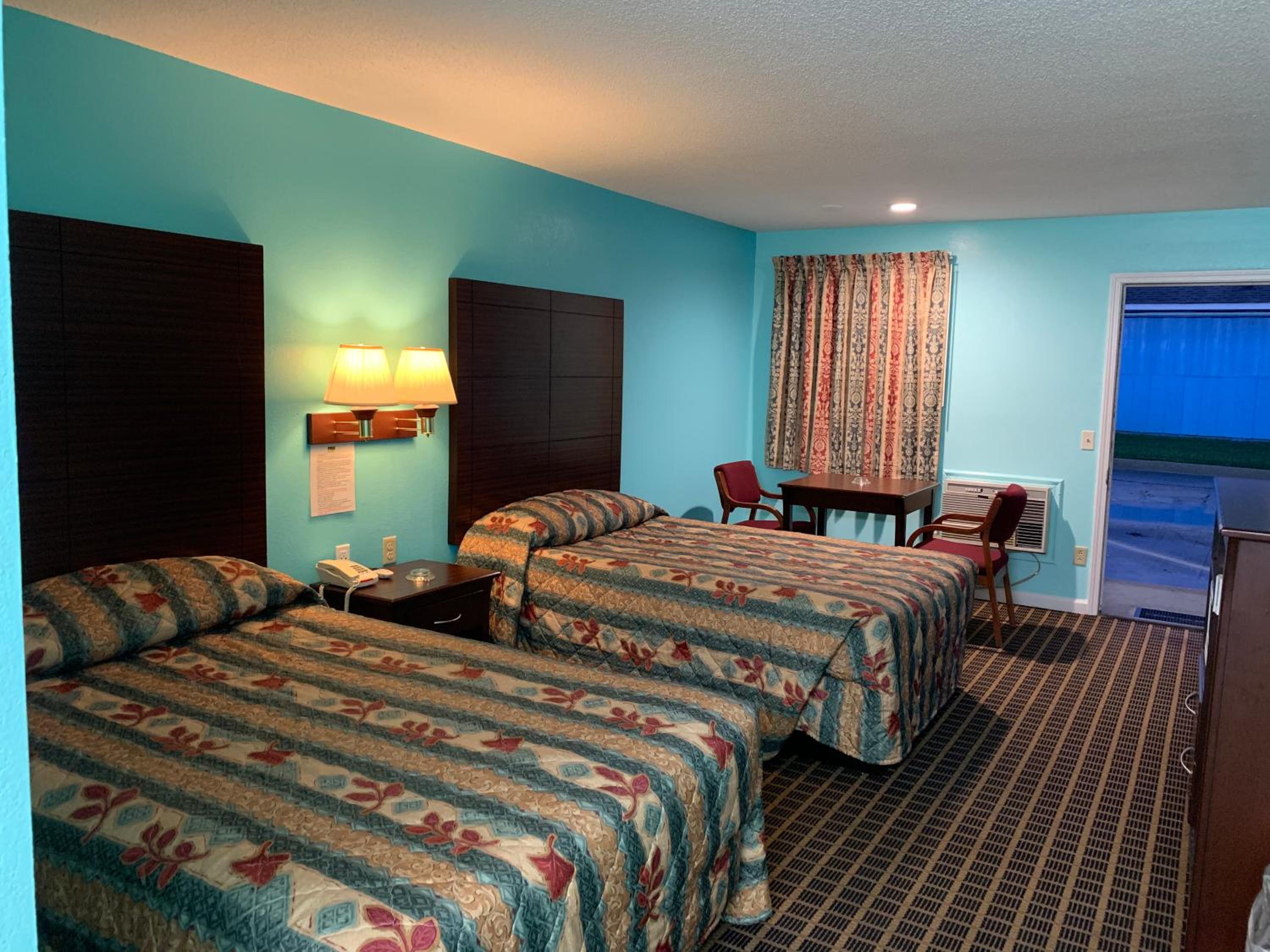 Standard Double Room with Two Double Beds - Non-Smoking - Photo 4