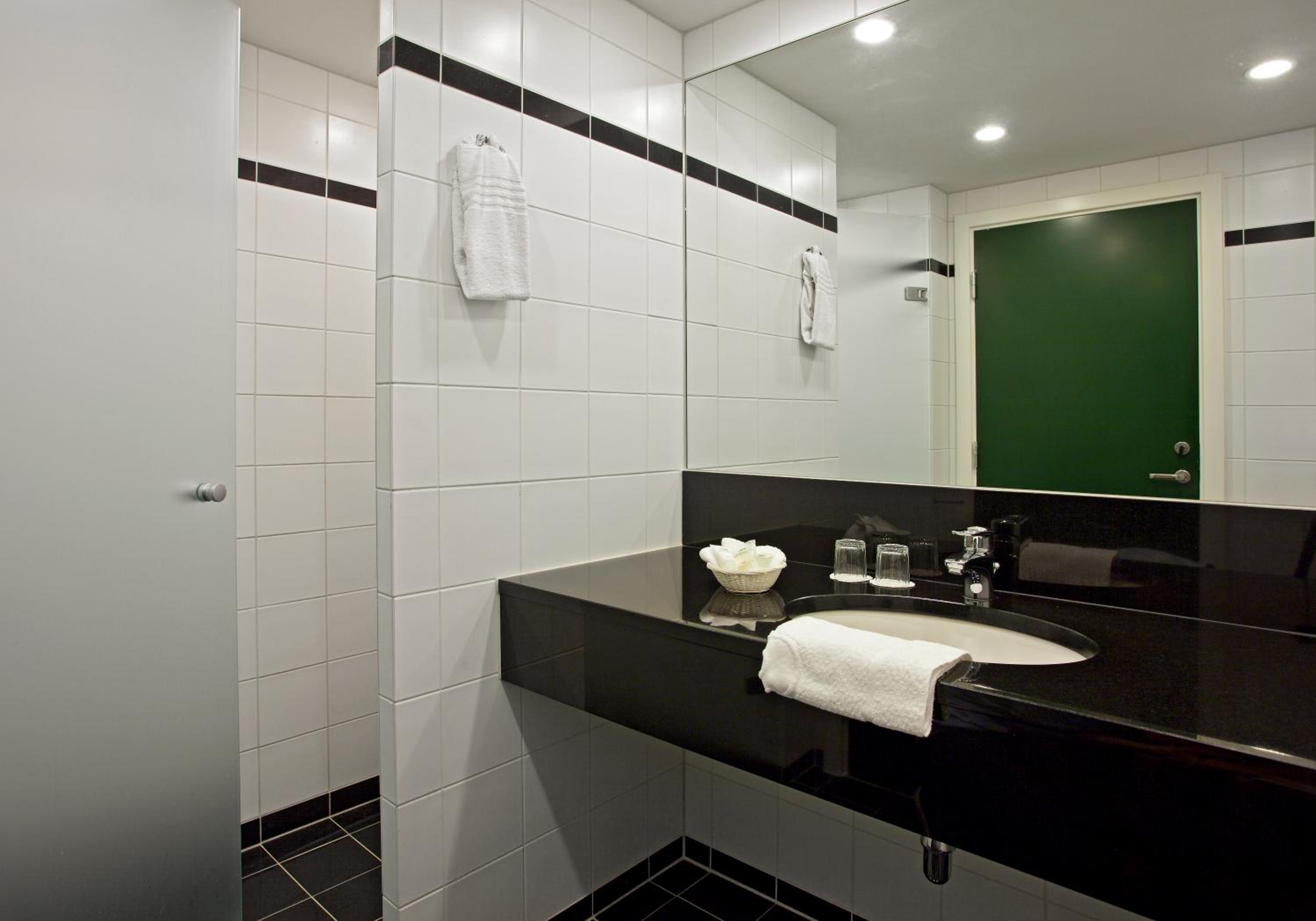 Large Twin Room - Photo 4