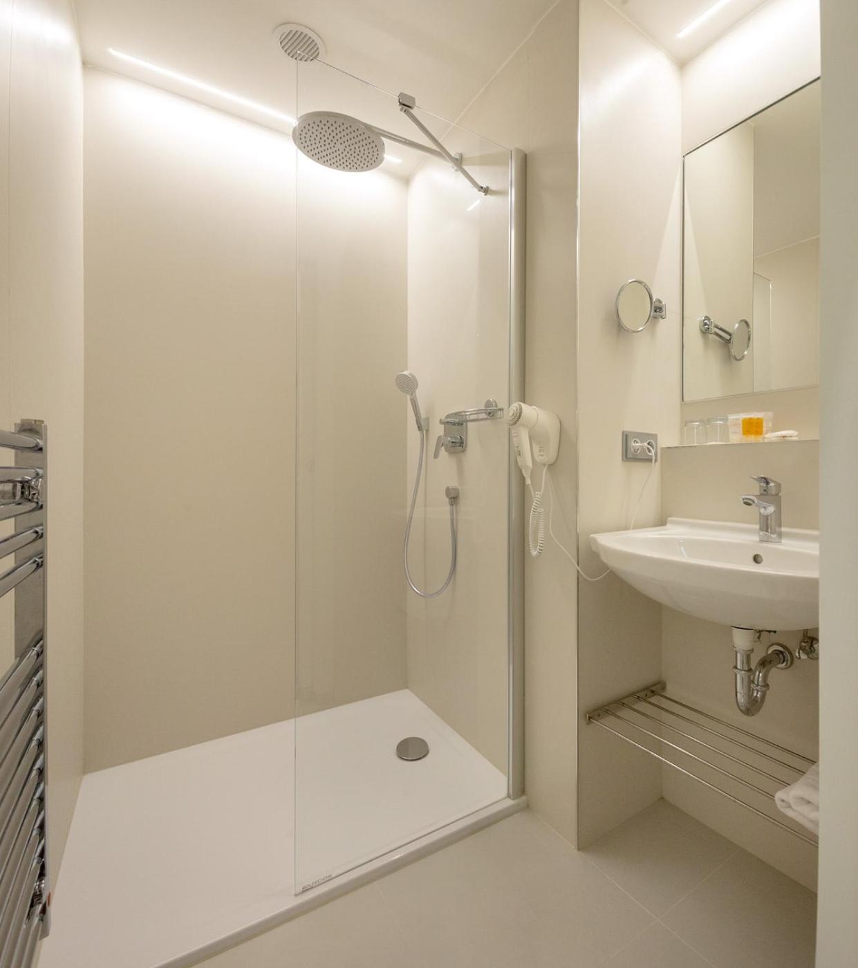 Standard Single Room thumbnail 6