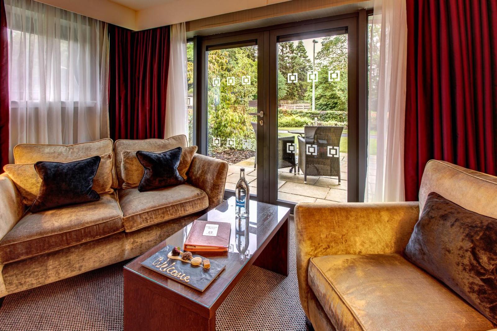 Executive Twin Room with Patio - Photo 5