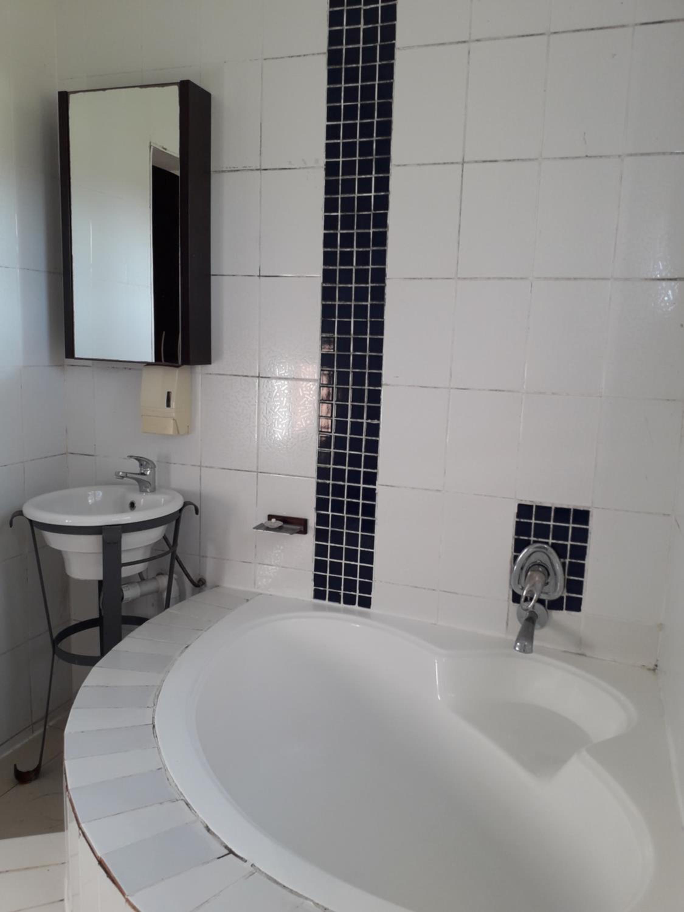 Quadruple Room with Ensuite Bathroom - Photo 4