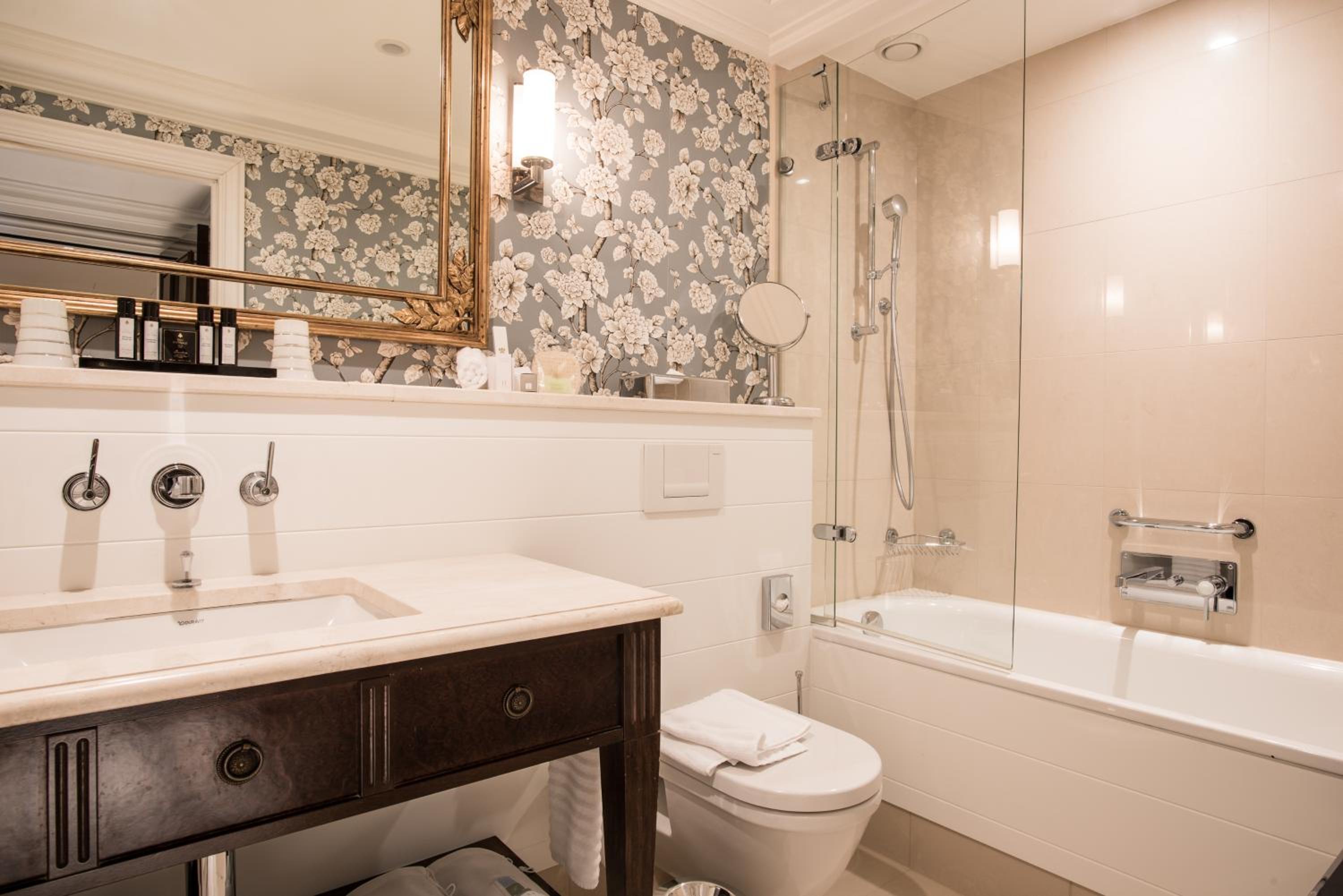 Junior Suite with Lake View - Photo 2