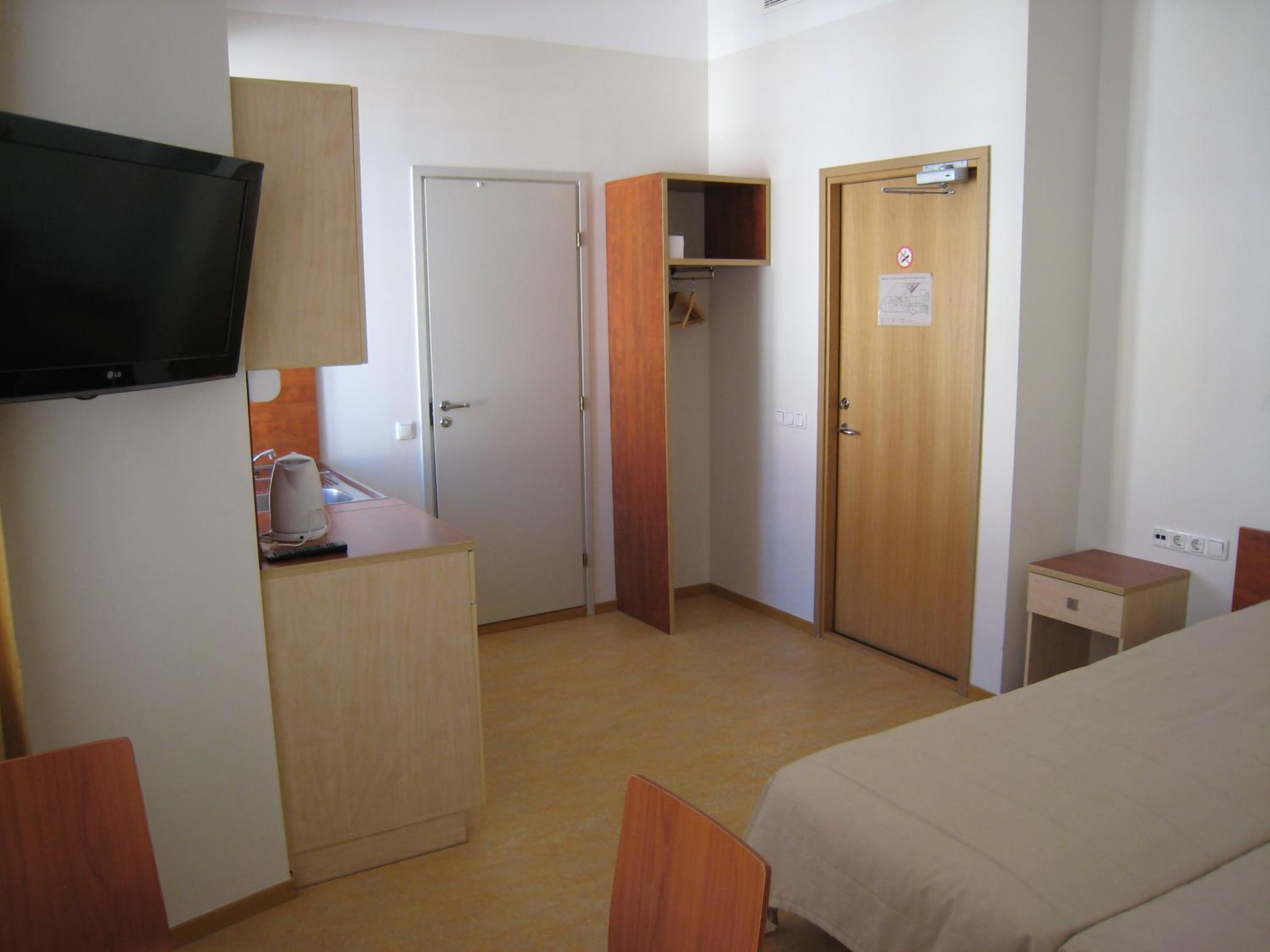Twin Room with Kitchenette - Photo 11