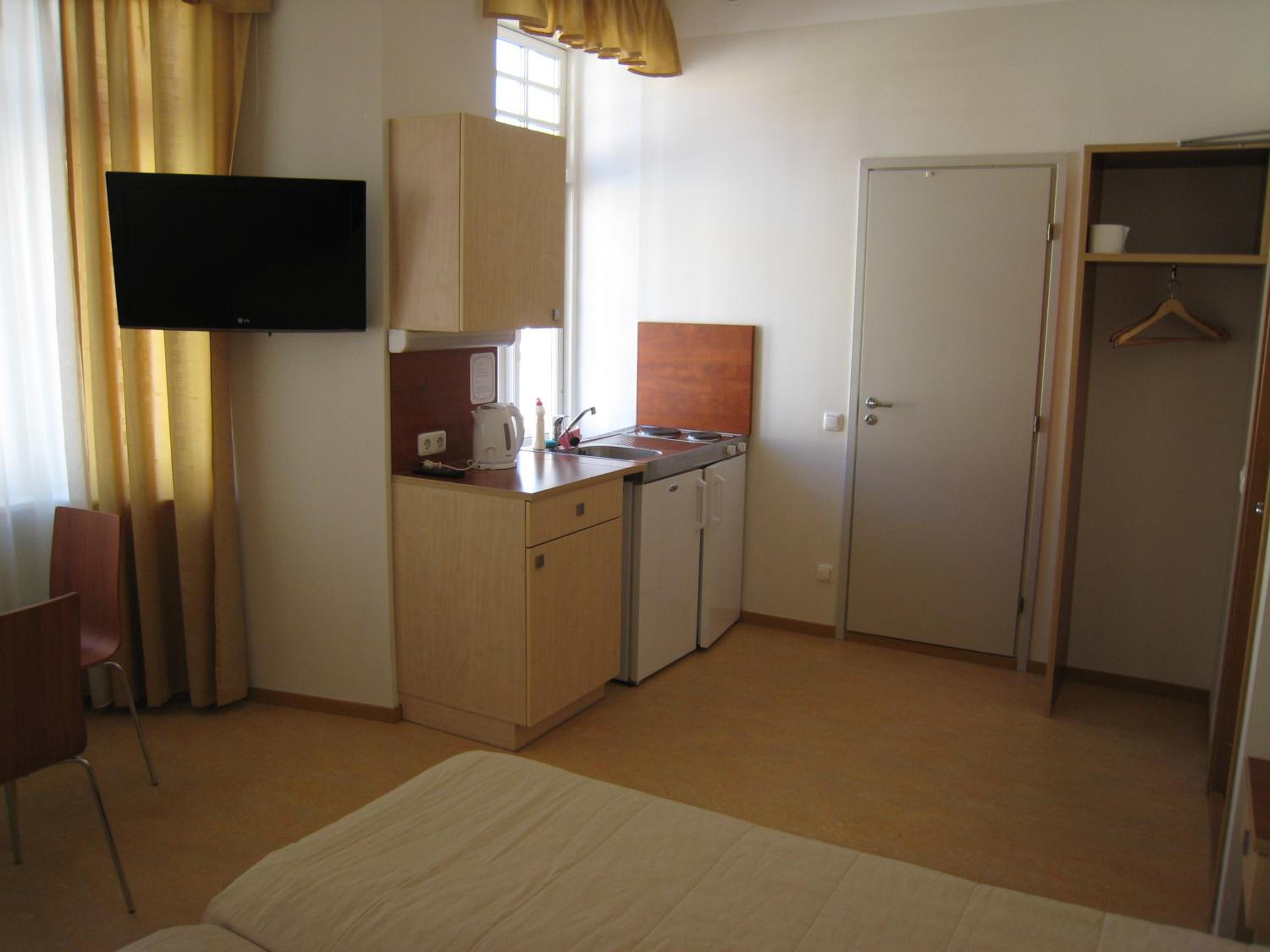 Twin Room with Kitchenette - Photo 7