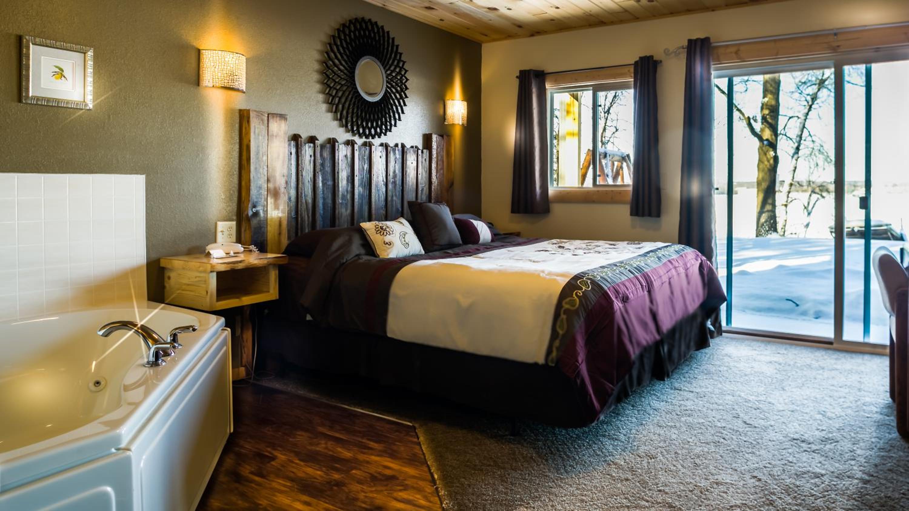 King Suite with Spa Bath (No Pets) photo 2