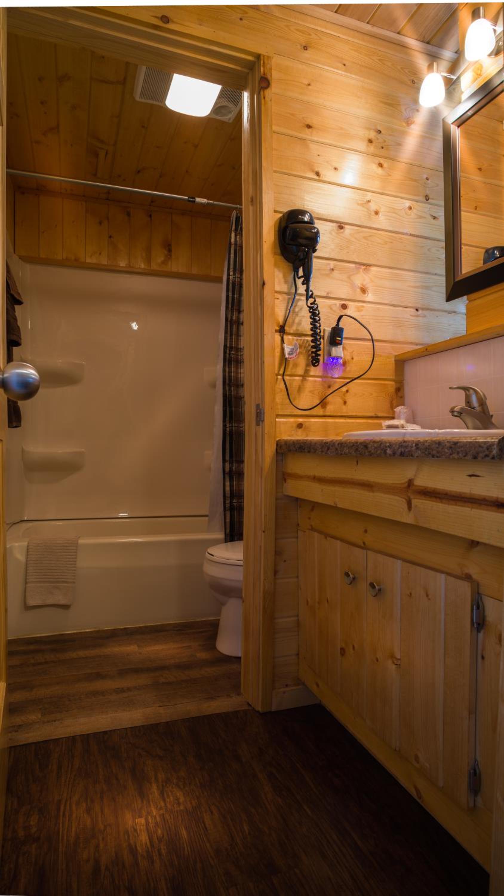 King Suite with Spa Bath (No Pets) photo 3