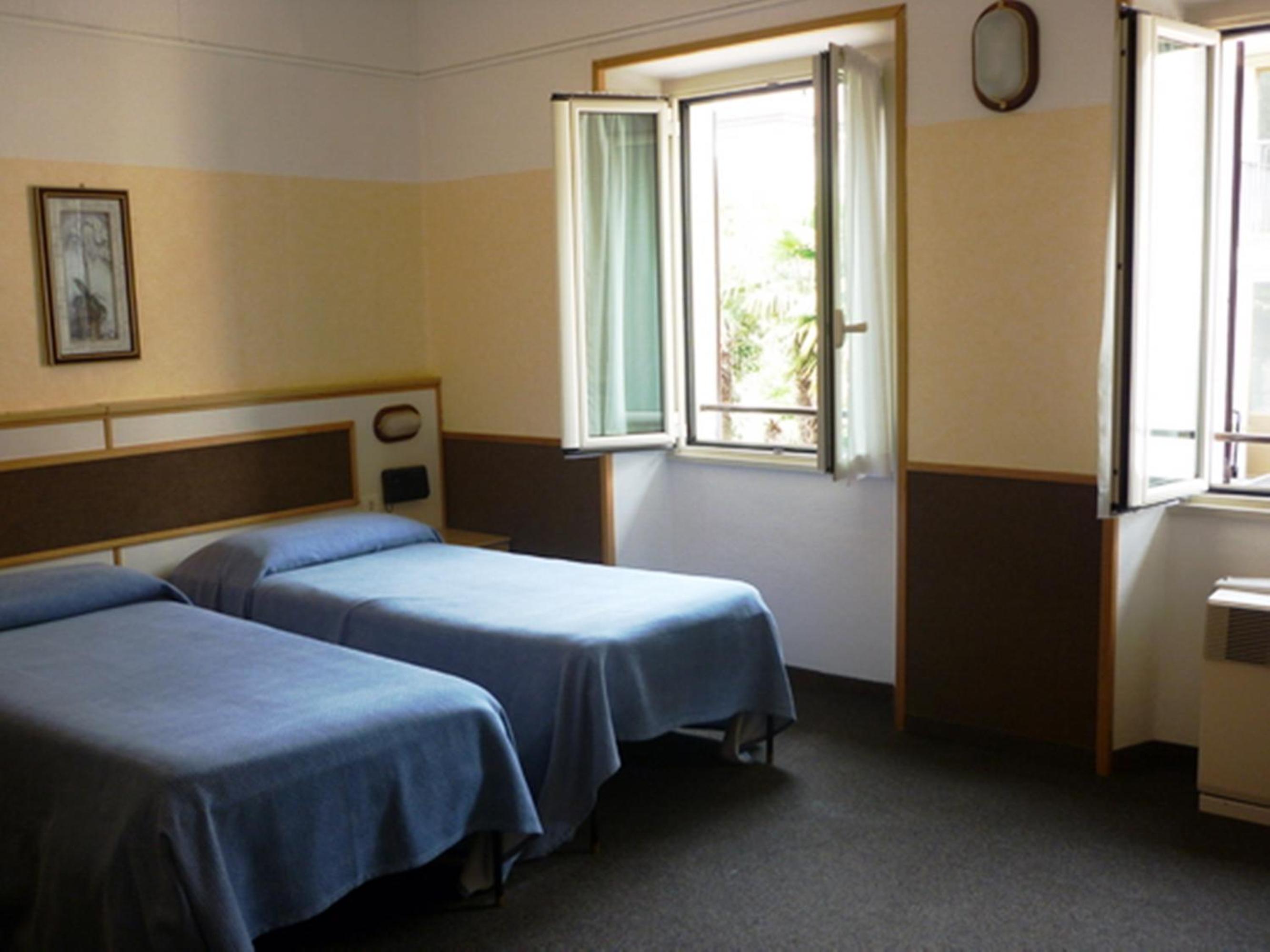 Twin Room - Photo 2