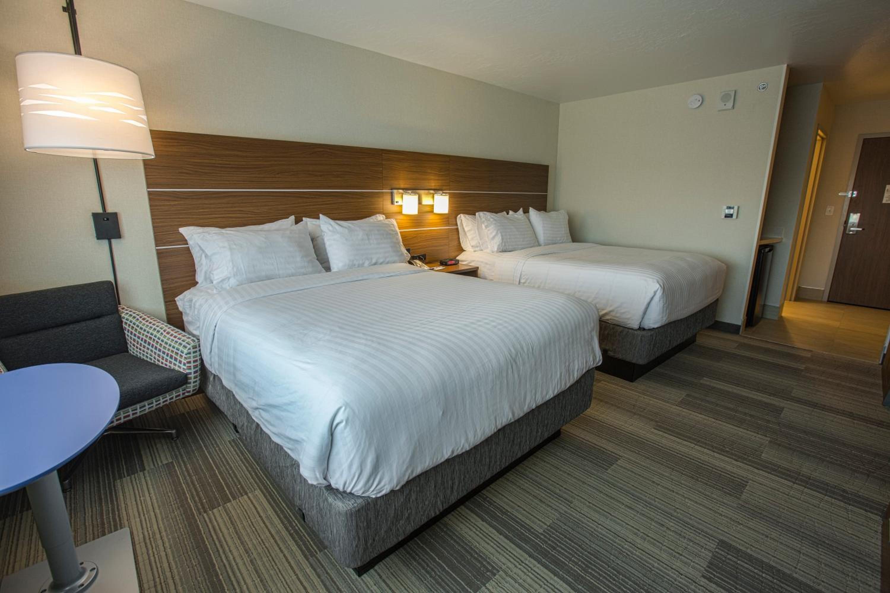 Queen Room with Two Queen Beds - Mobility Access Tub/Non-Smoking