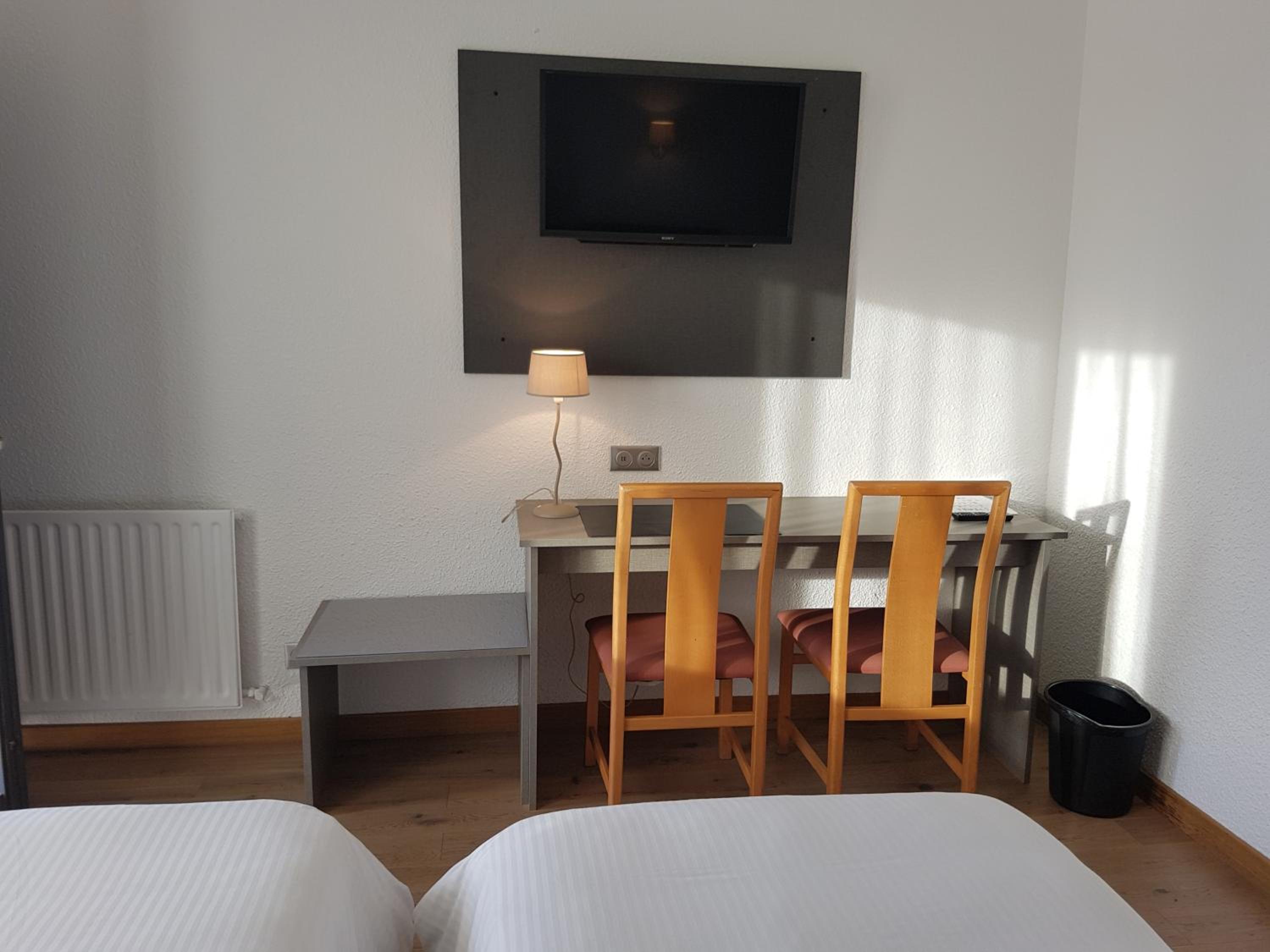 Twin Room - Photo 2
