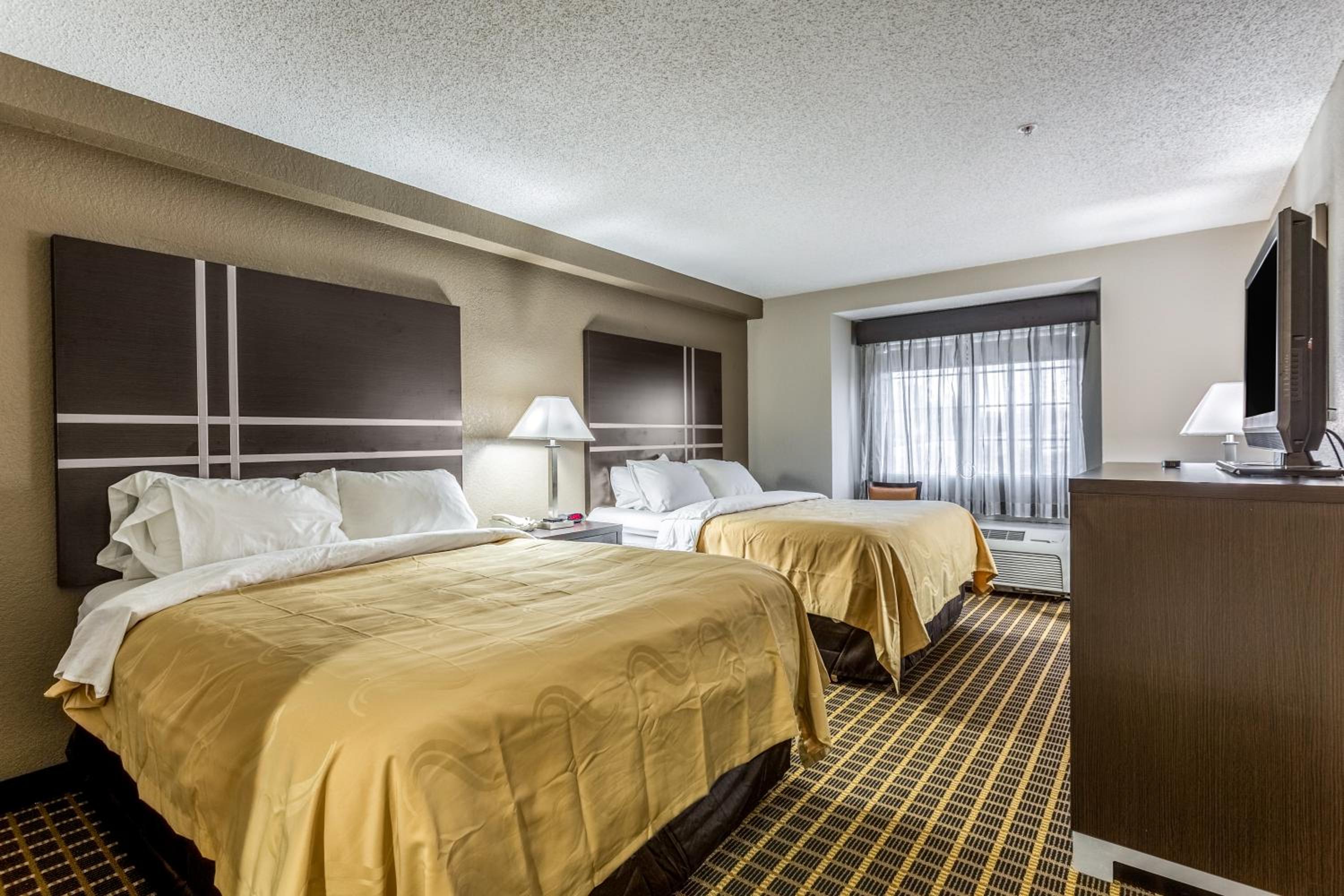 Queen Room with Two Queen Beds - Non-Smoking - Photo 2