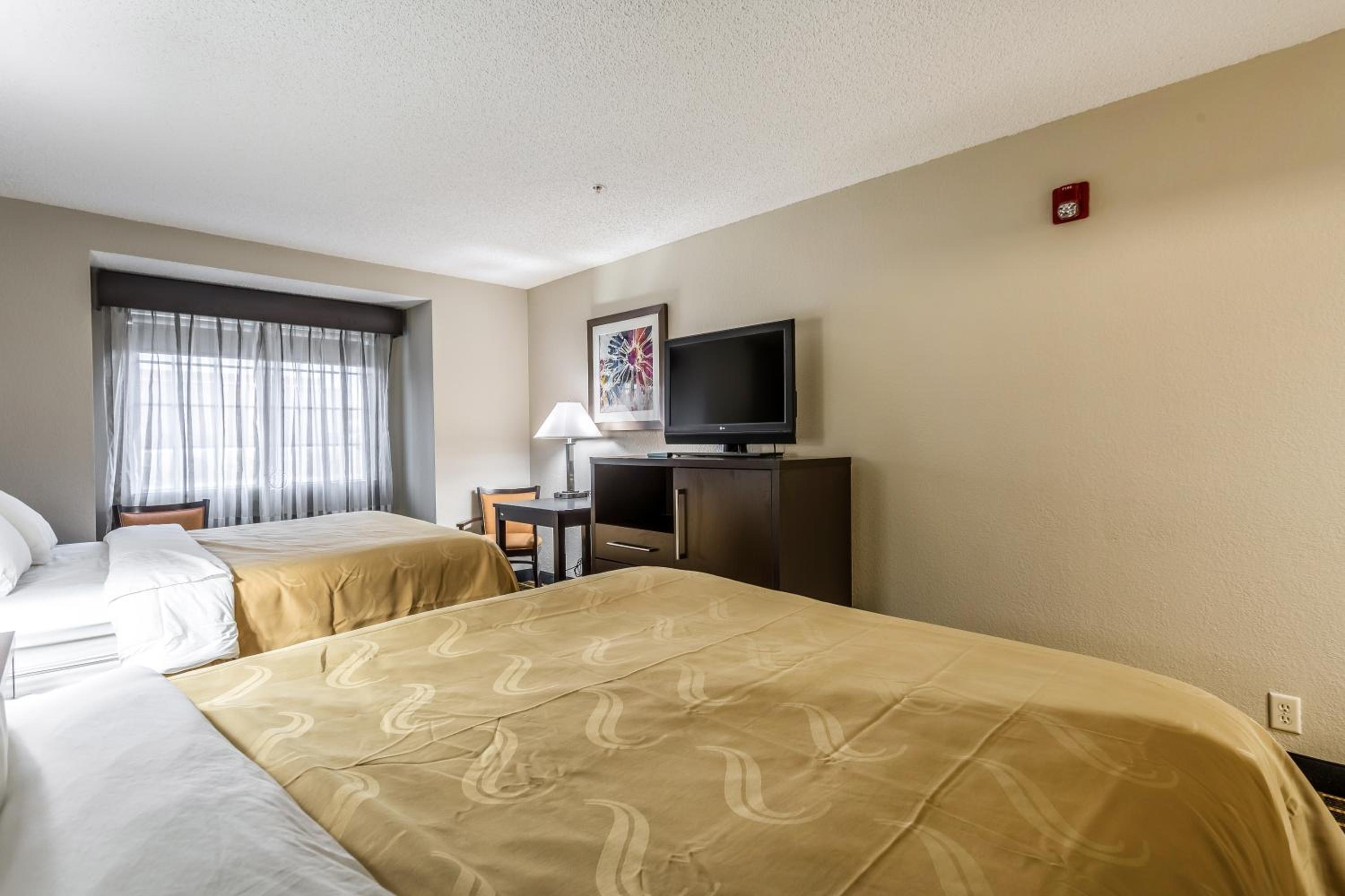 Queen Room with Two Queen Beds - Non-Smoking - Photo 5