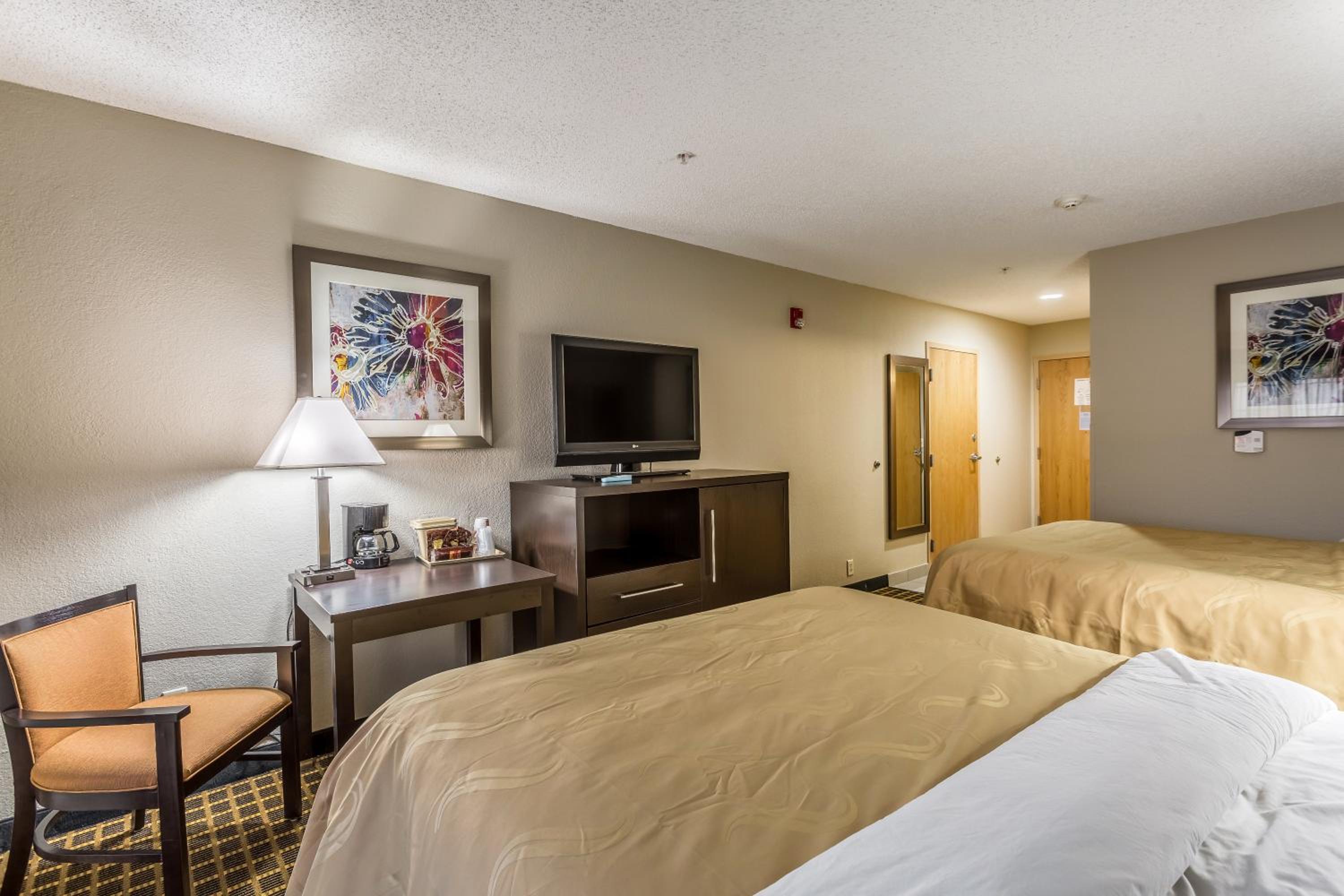Queen Room with Two Queen Beds - Non-Smoking - Photo 6