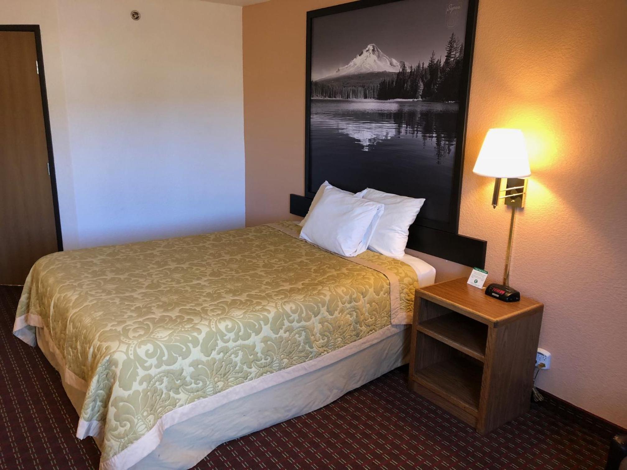 Queen Room - Non-Smoking - Photo 5