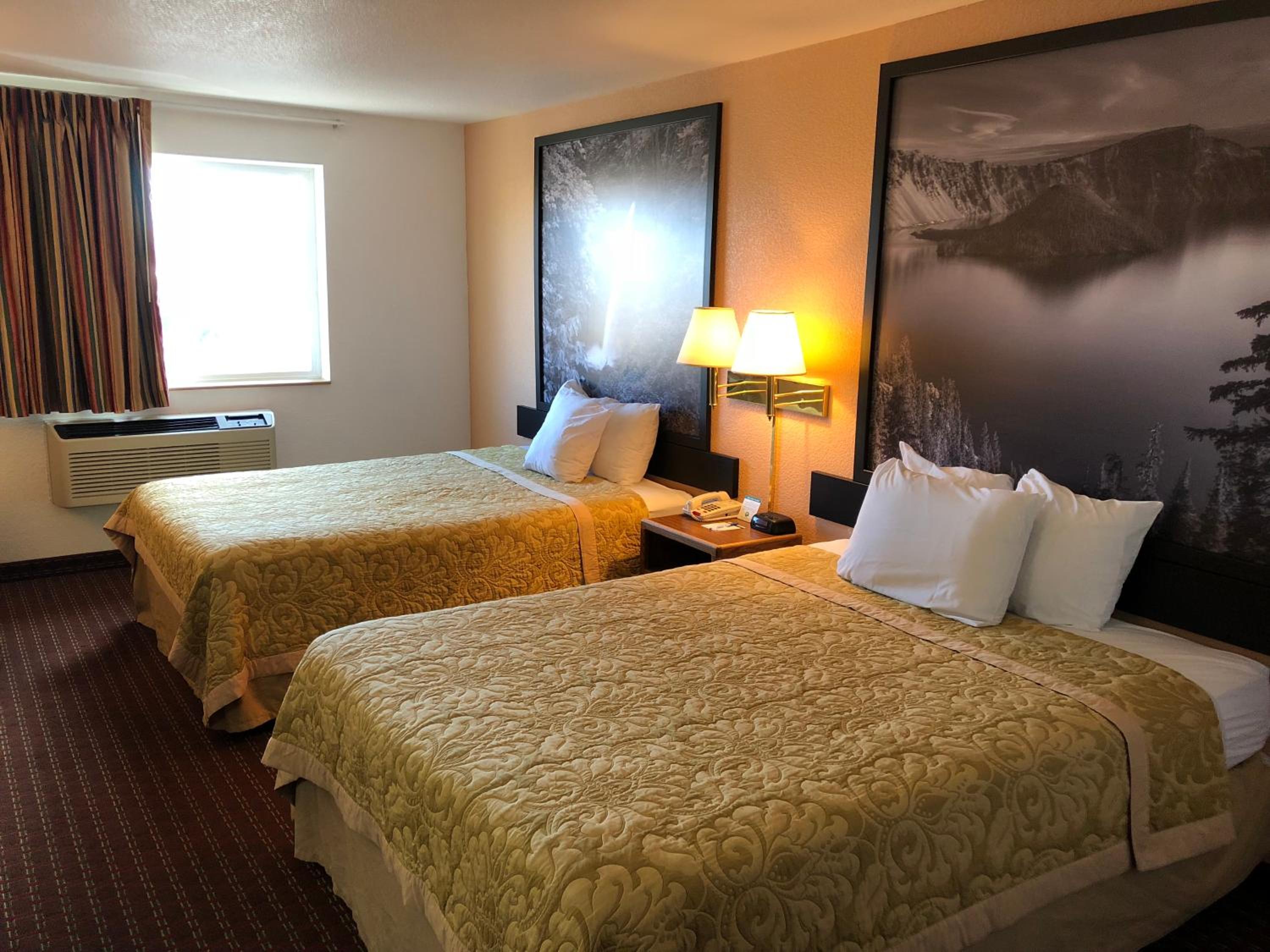 Queen Room with Two Queen Beds - Non-Smoking - Photo 5