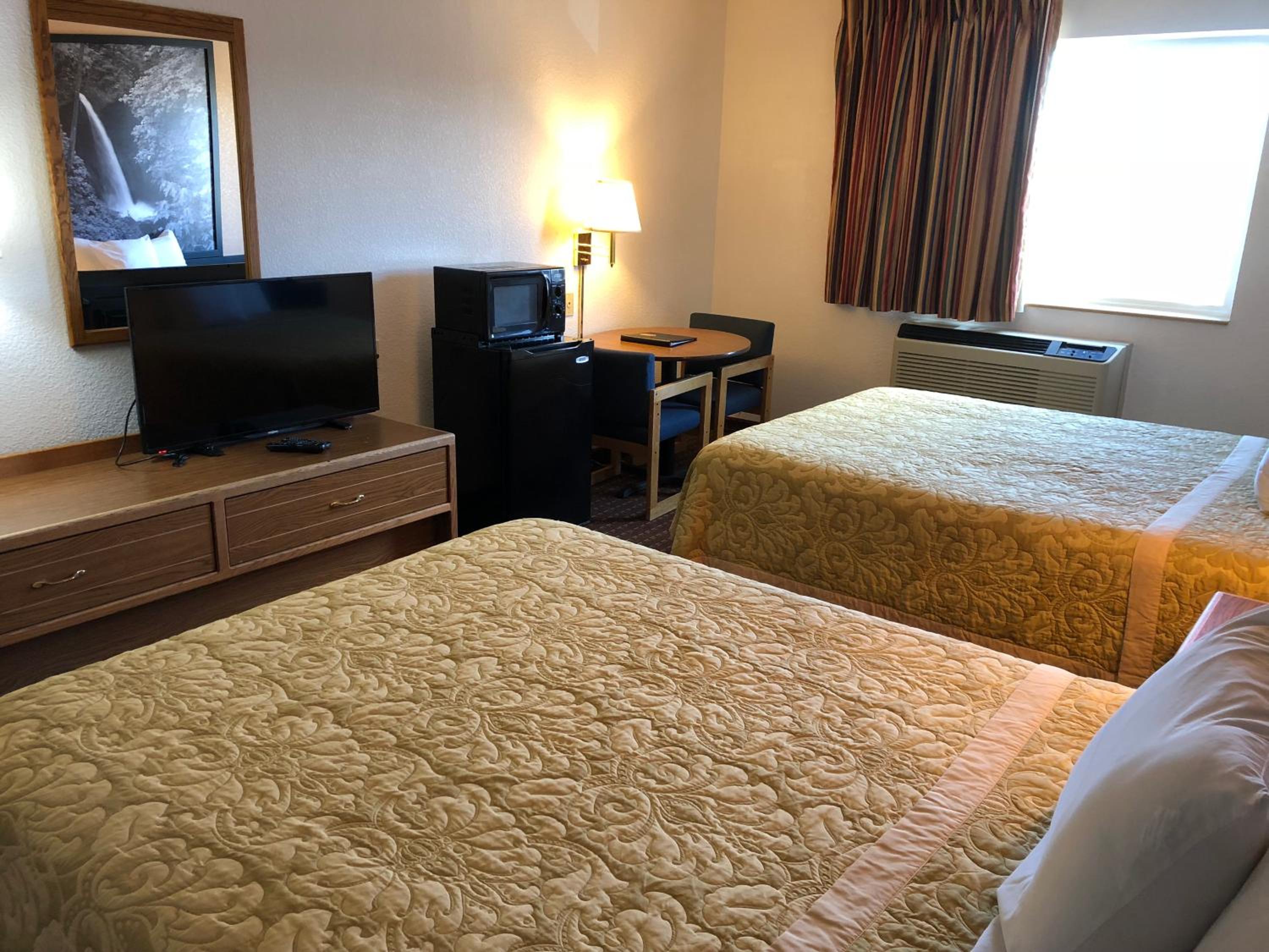 Queen Room with Two Queen Beds - Non-Smoking - Photo 2