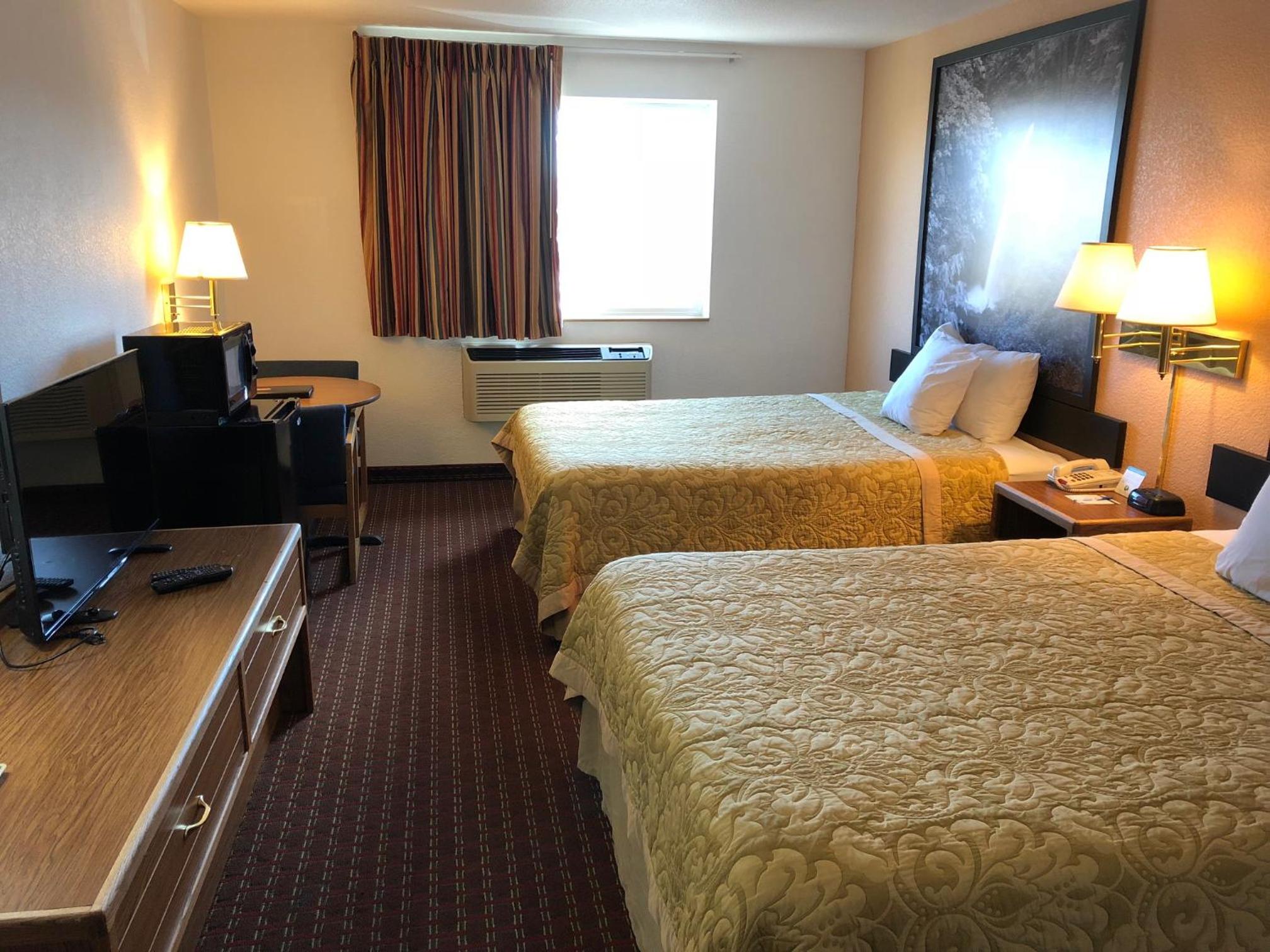 Queen Room with Two Queen Beds - Non-Smoking - Photo 7