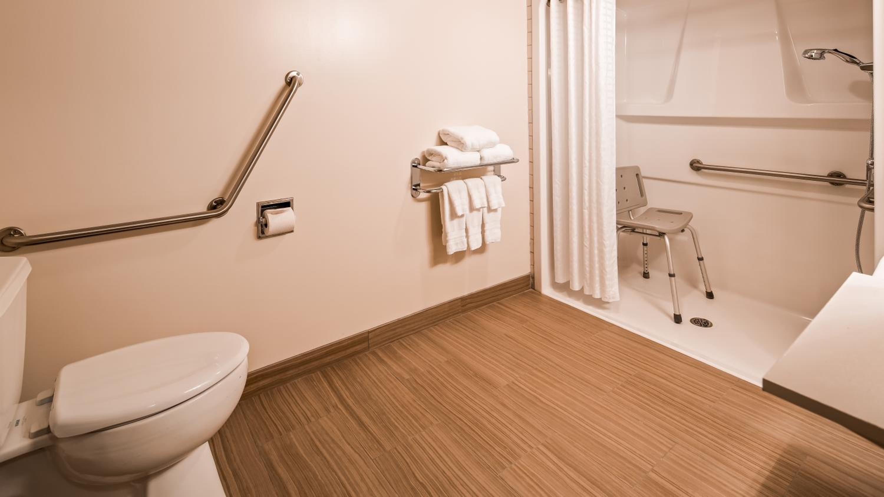 Queen Room - Mobility Access - Photo 6