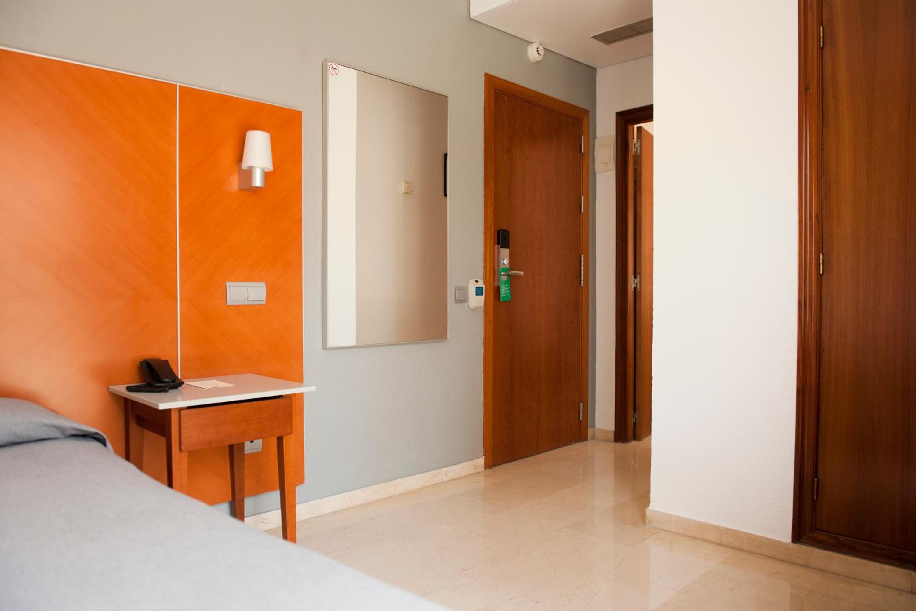 Twin Room with Extra Bed photo 2