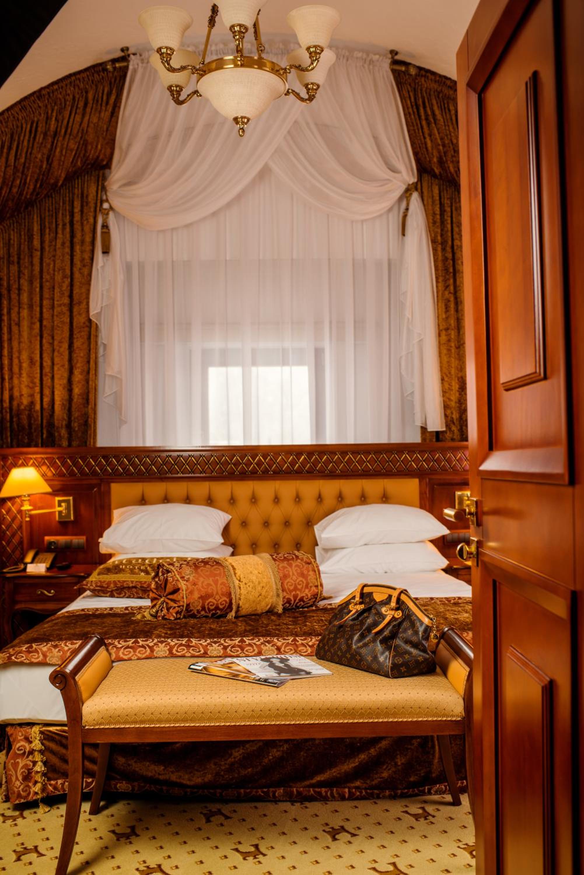 Suite - Photo 13