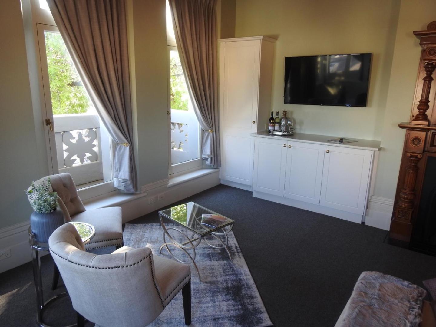King Room with Balcony - Photo 4