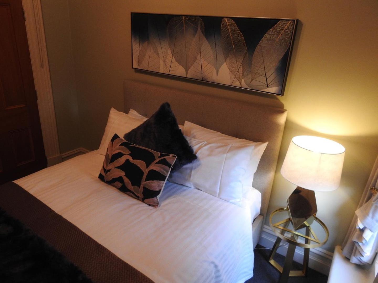 Queen Room photo 2