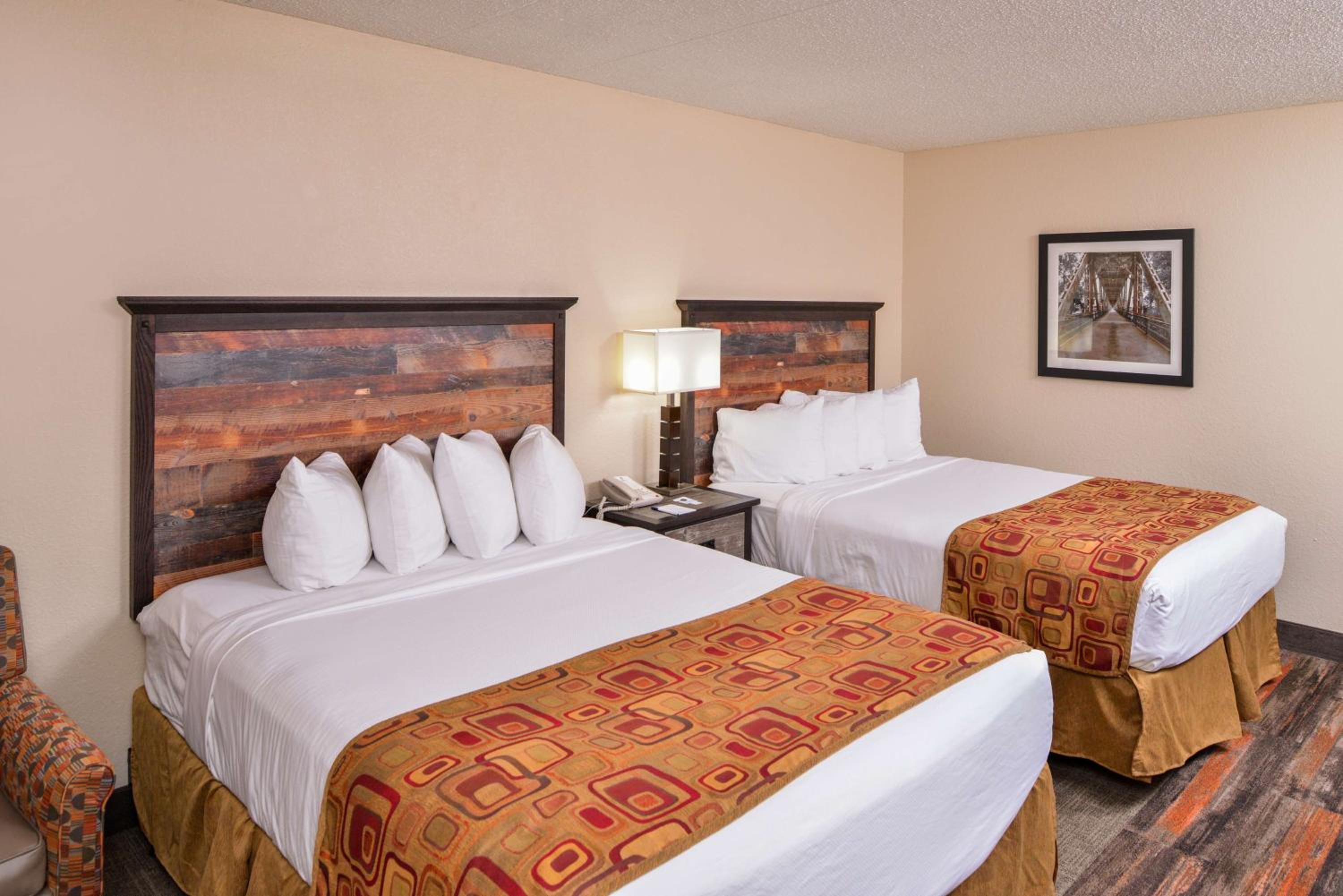 Queen Room with Two Queen Beds - Non Smoking - Photo 7