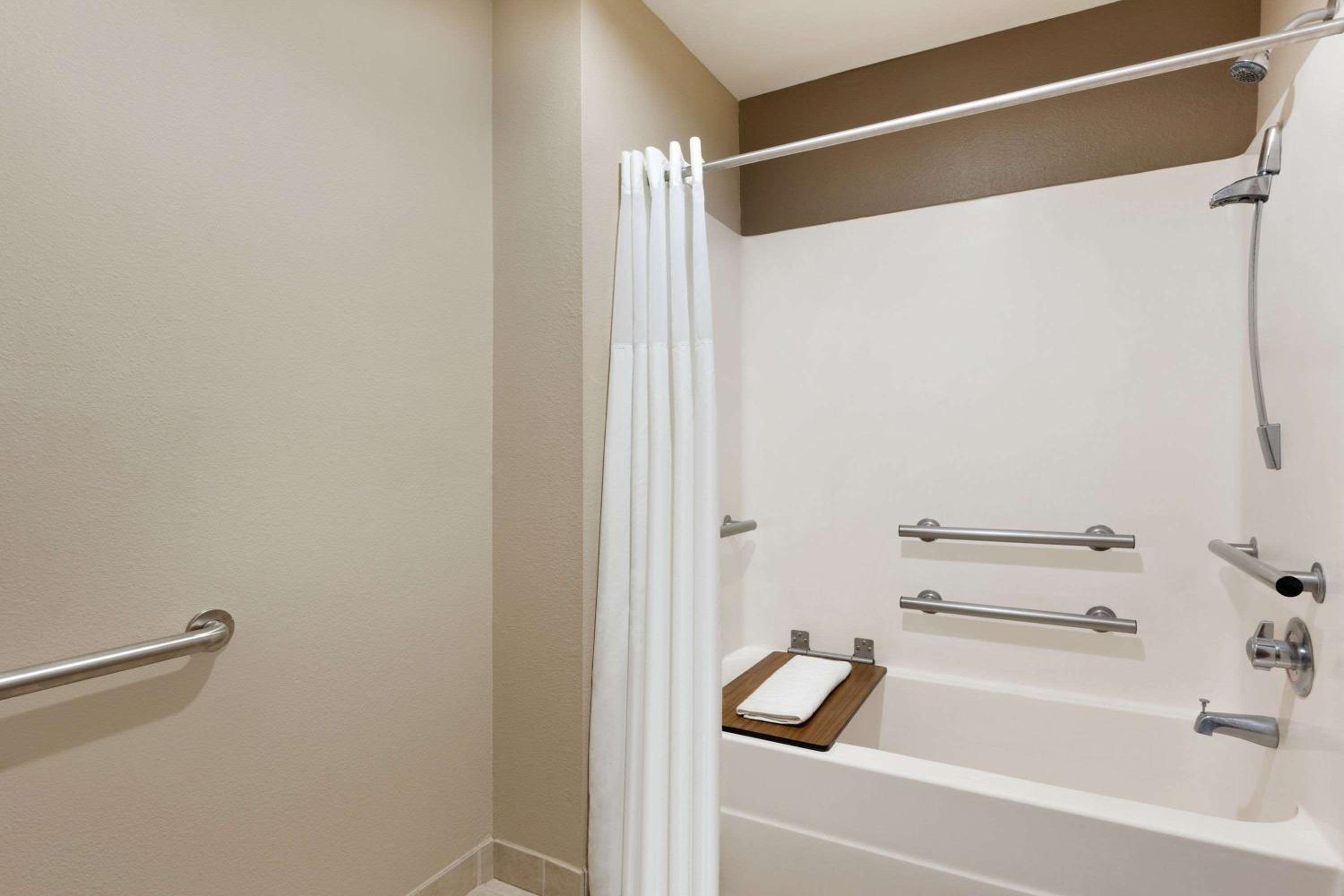 King Room with Bath Tub - Mobility Accessible/Non-Smoking - Photo 1