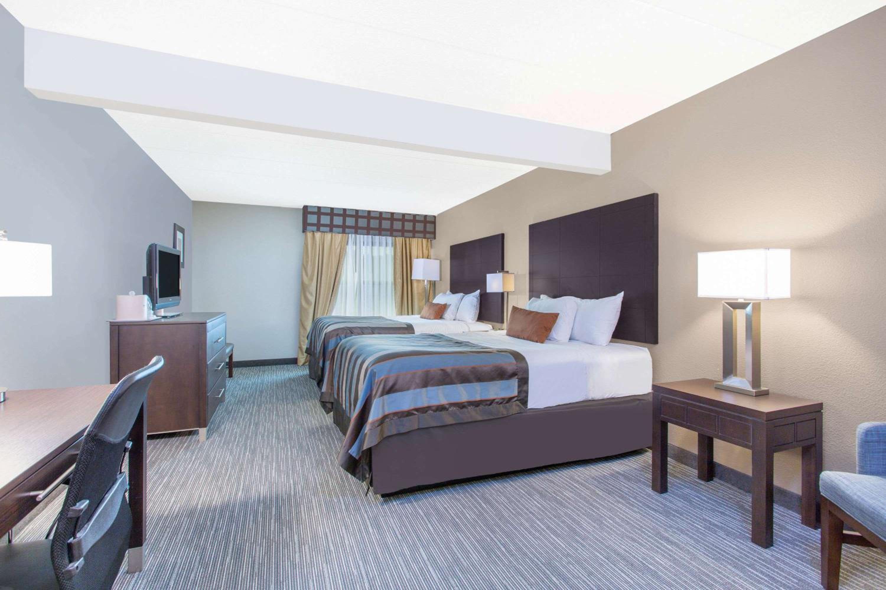 Queen Room With Two Queen Beds - Non-Smoking - Photo 3