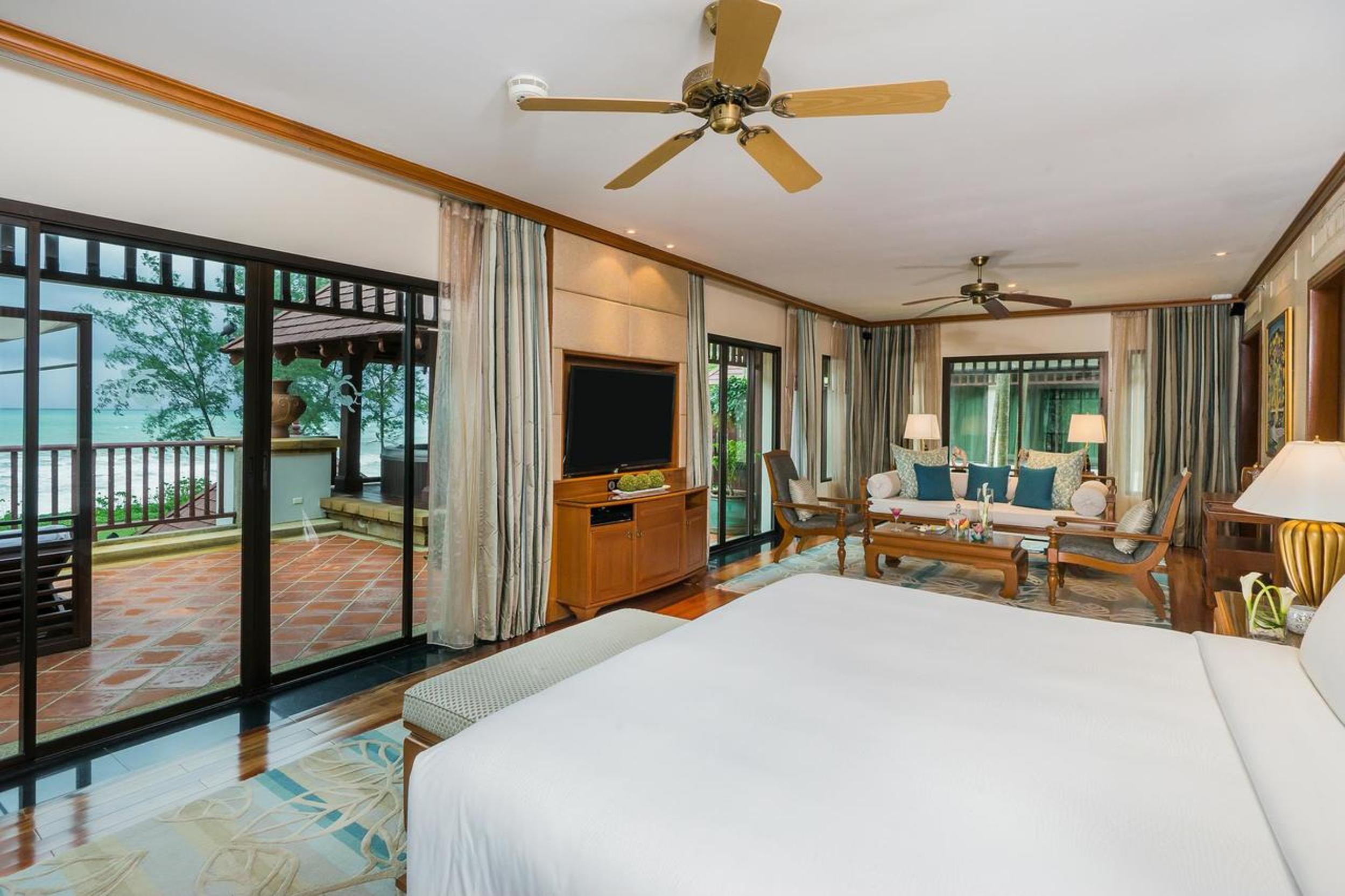 One Bedroom Luxury Suite with One King Bed (Non Smoking)
