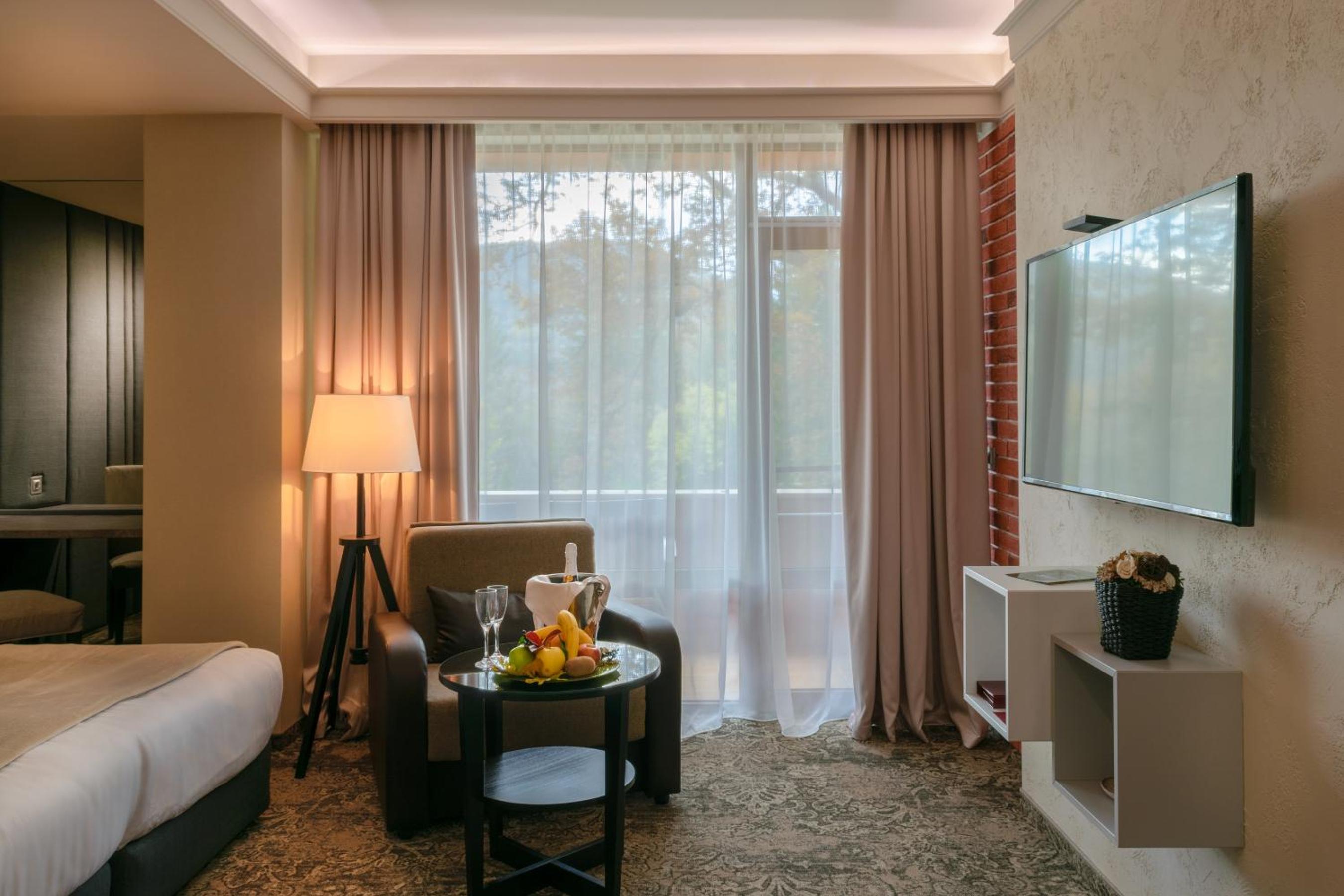 Deluxe Double Room with Balcony photo 3