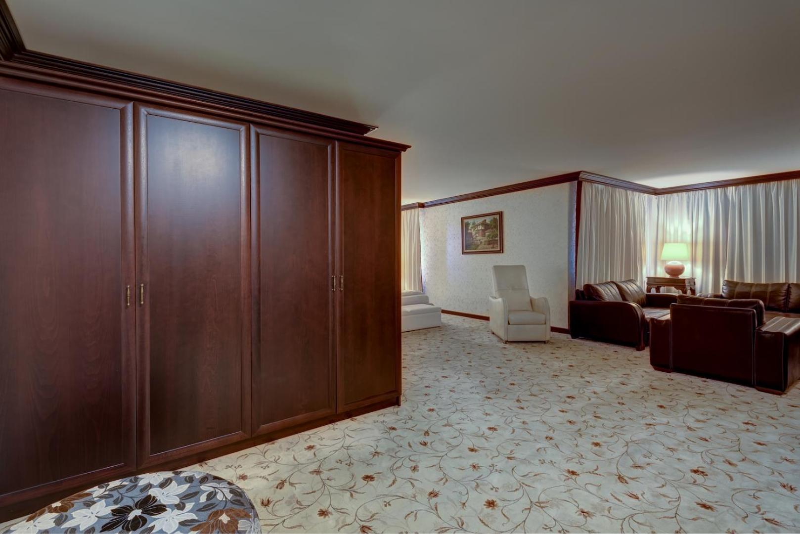 Deluxe King Suite with Mountain View photo 2