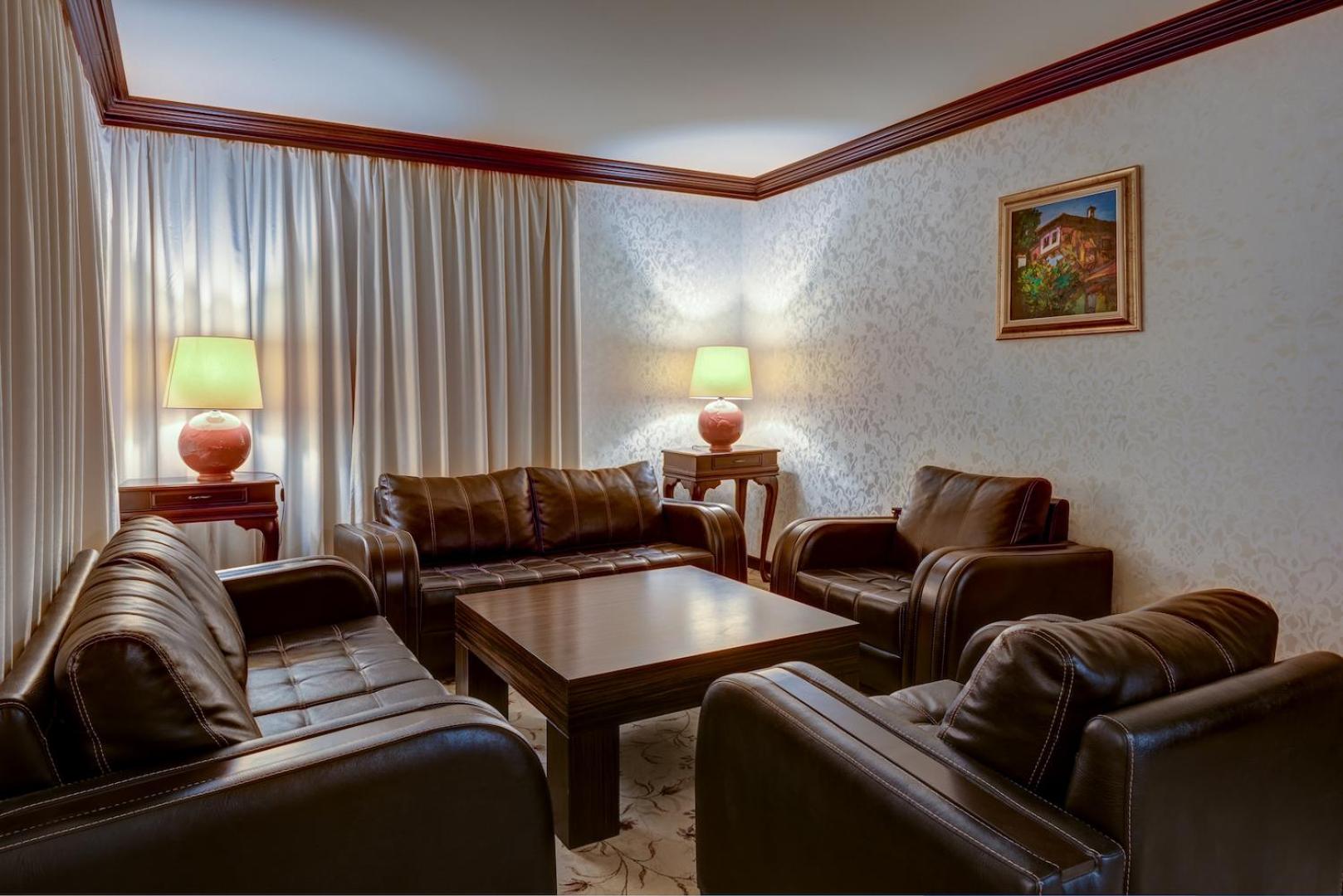 Deluxe King Suite with Mountain View