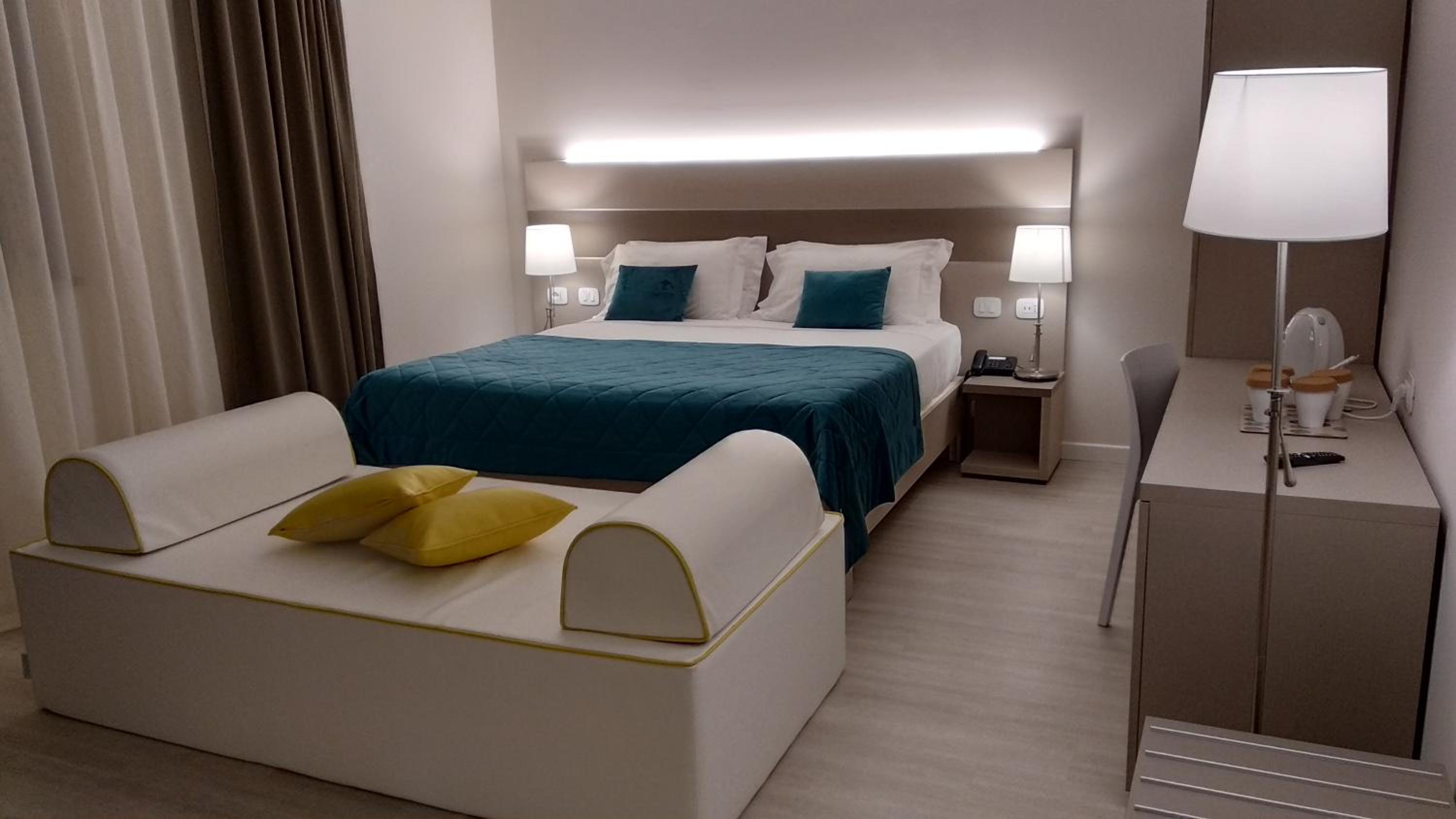 Deluxe Suite with Spa Bath - Photo 15