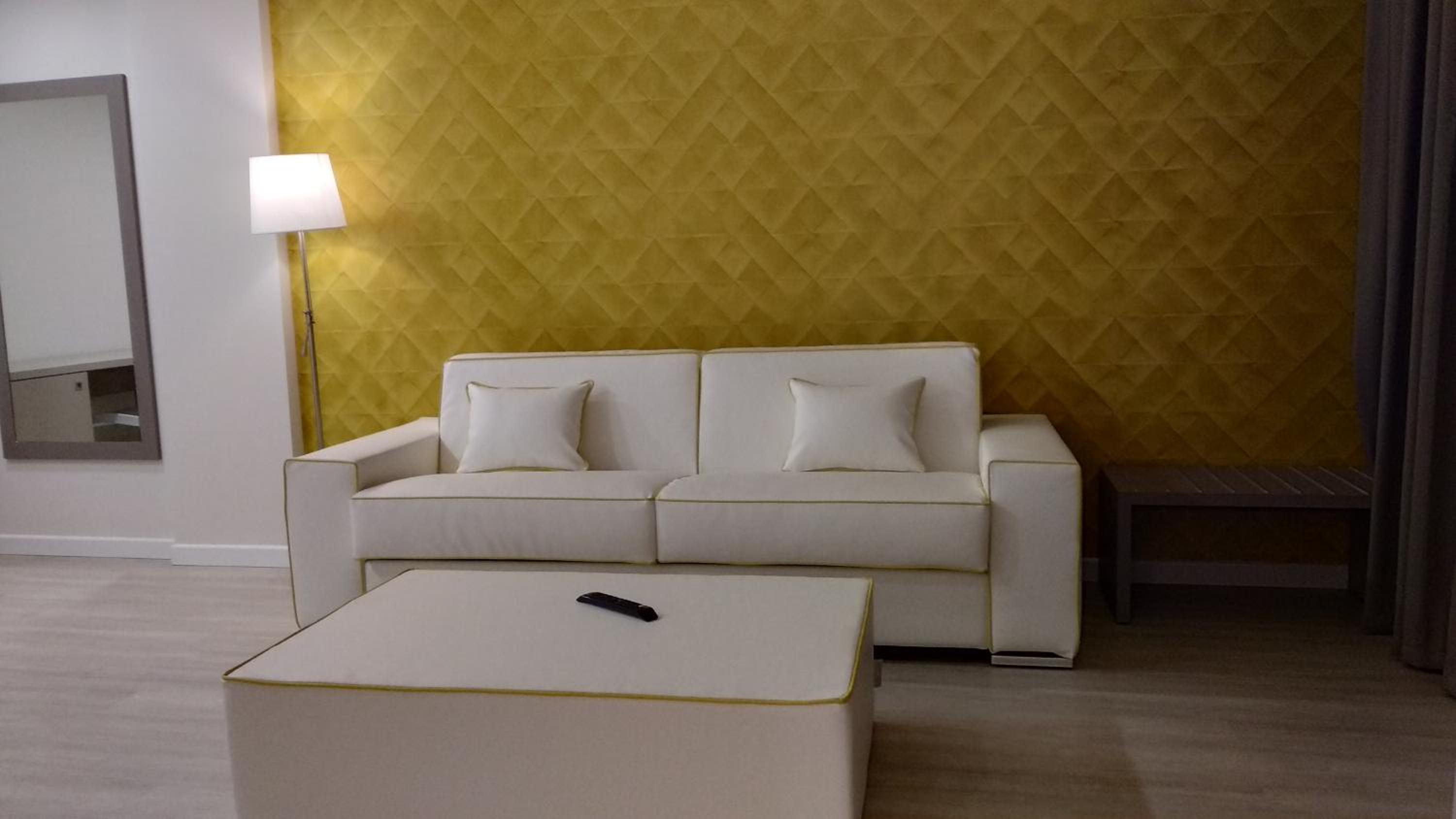 Deluxe Suite with Spa Bath - Photo 16