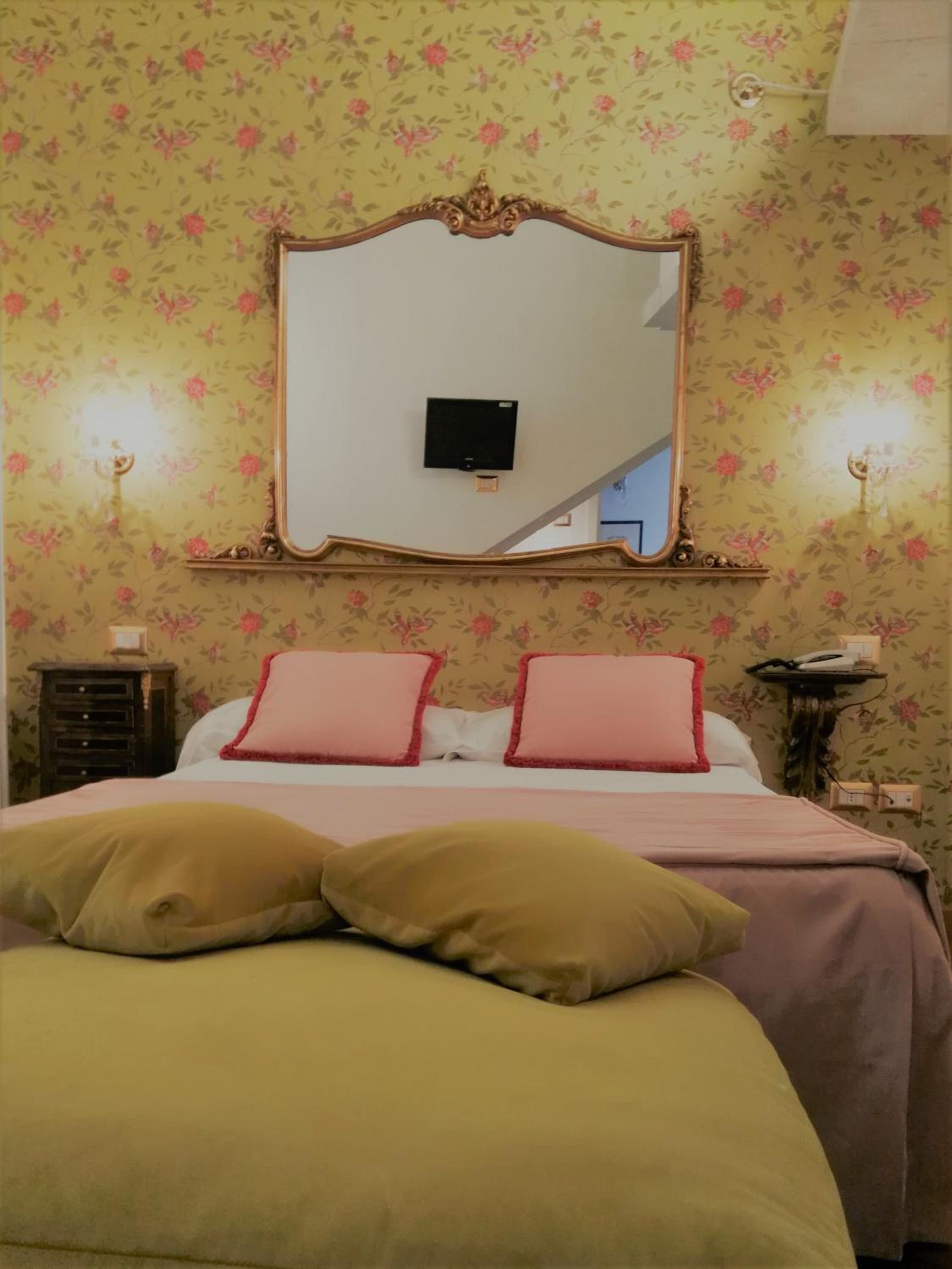 Classic Double or Twin Room - Photo 5