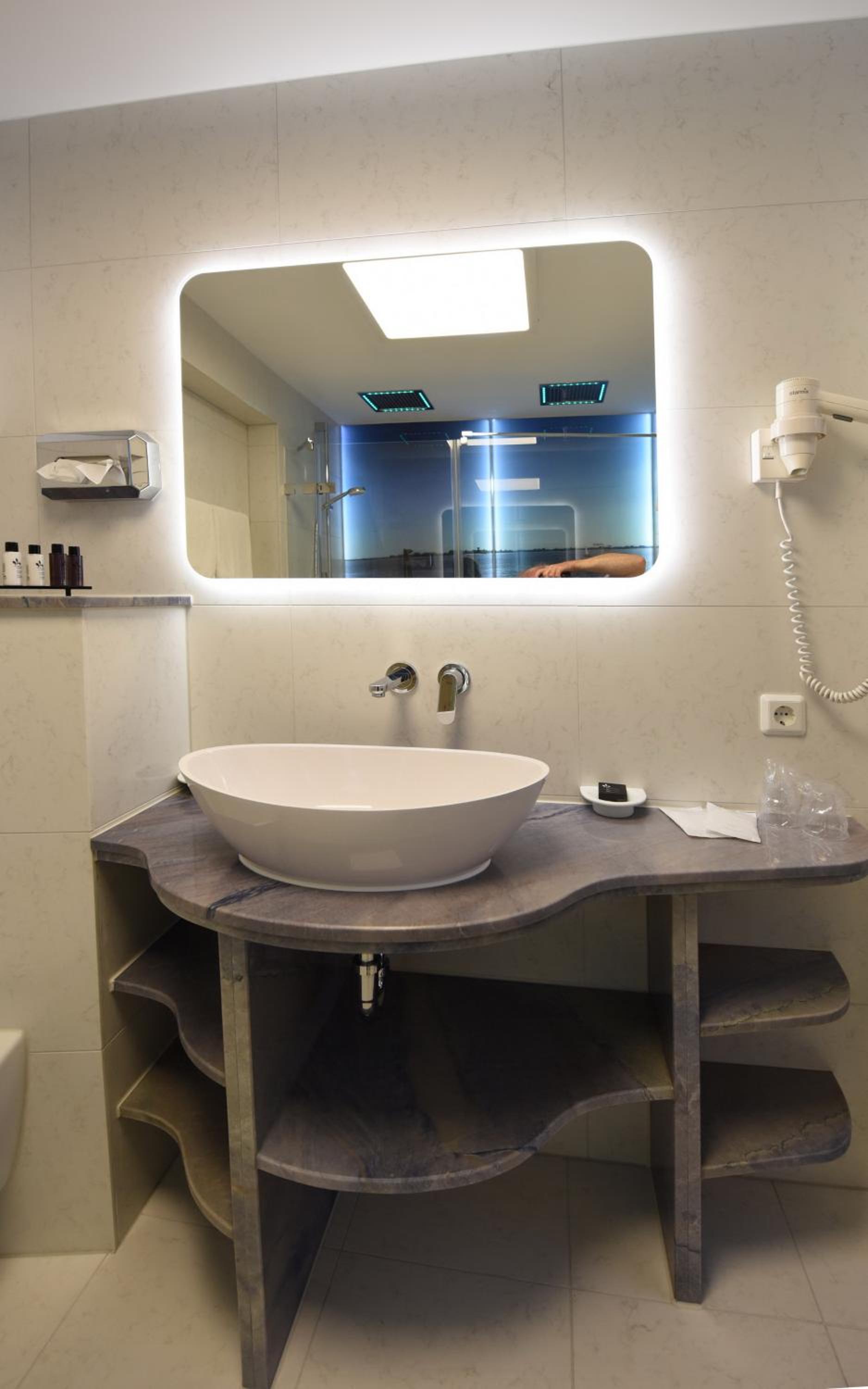 Deluxe Double Room with Shower - Photo 4