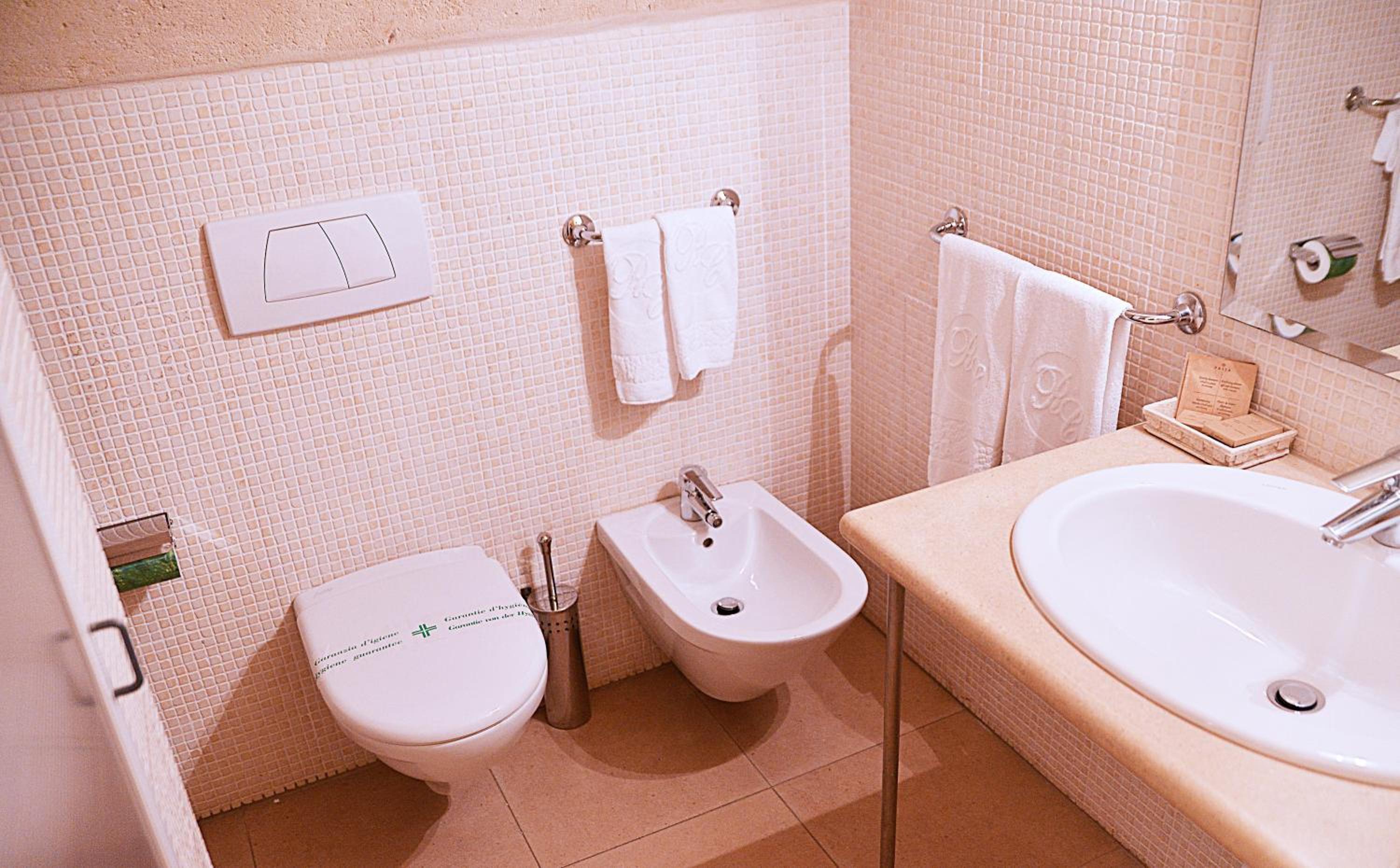 Standard Double Room - Photo 21