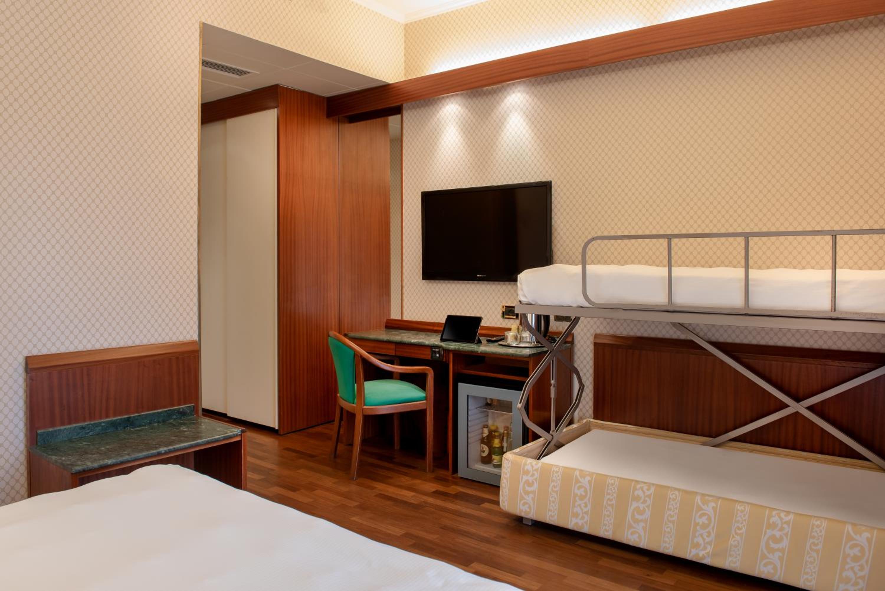 Triple Room with City View - Photo 10