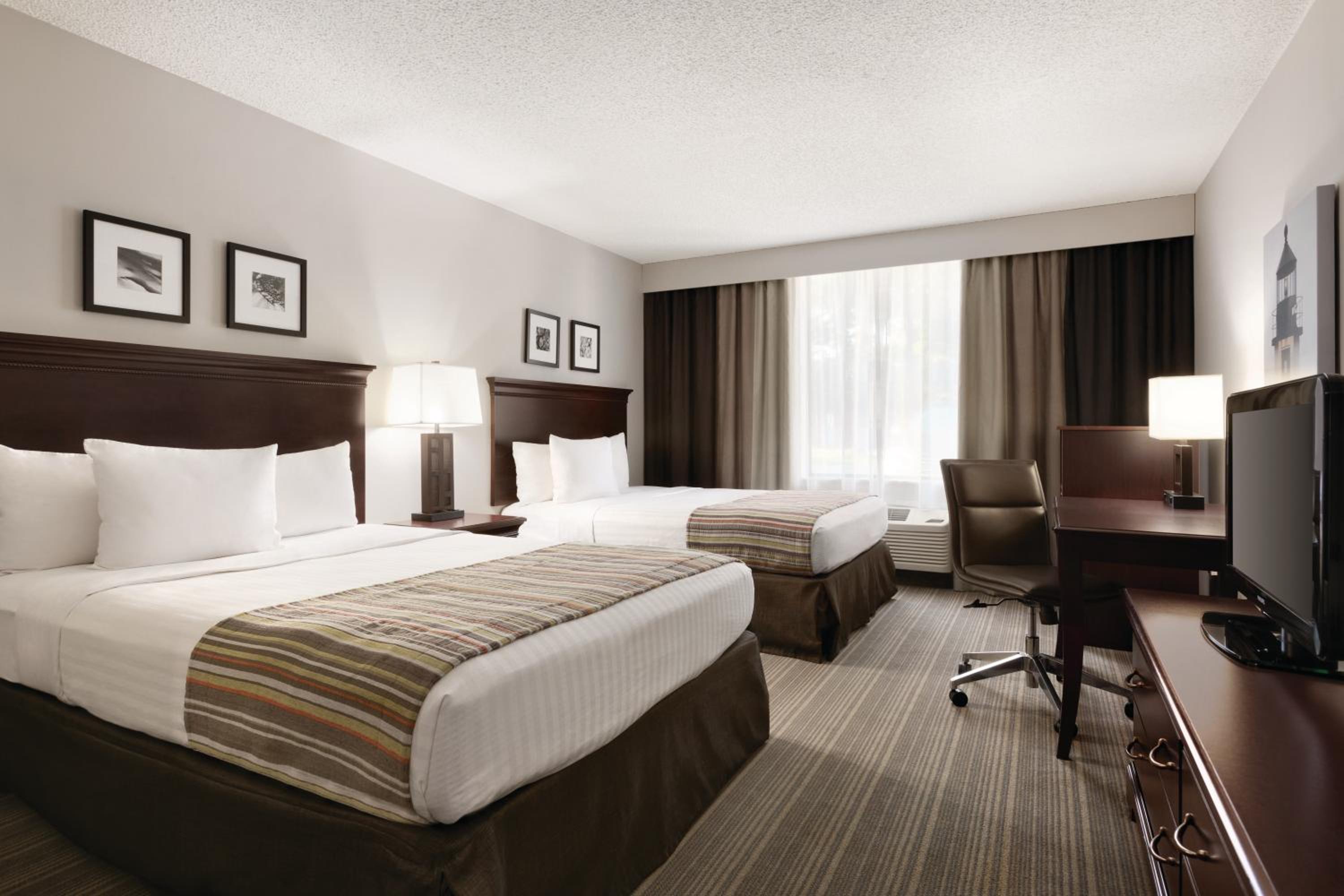 Queen Room with Two Queen Beds - Photo 3