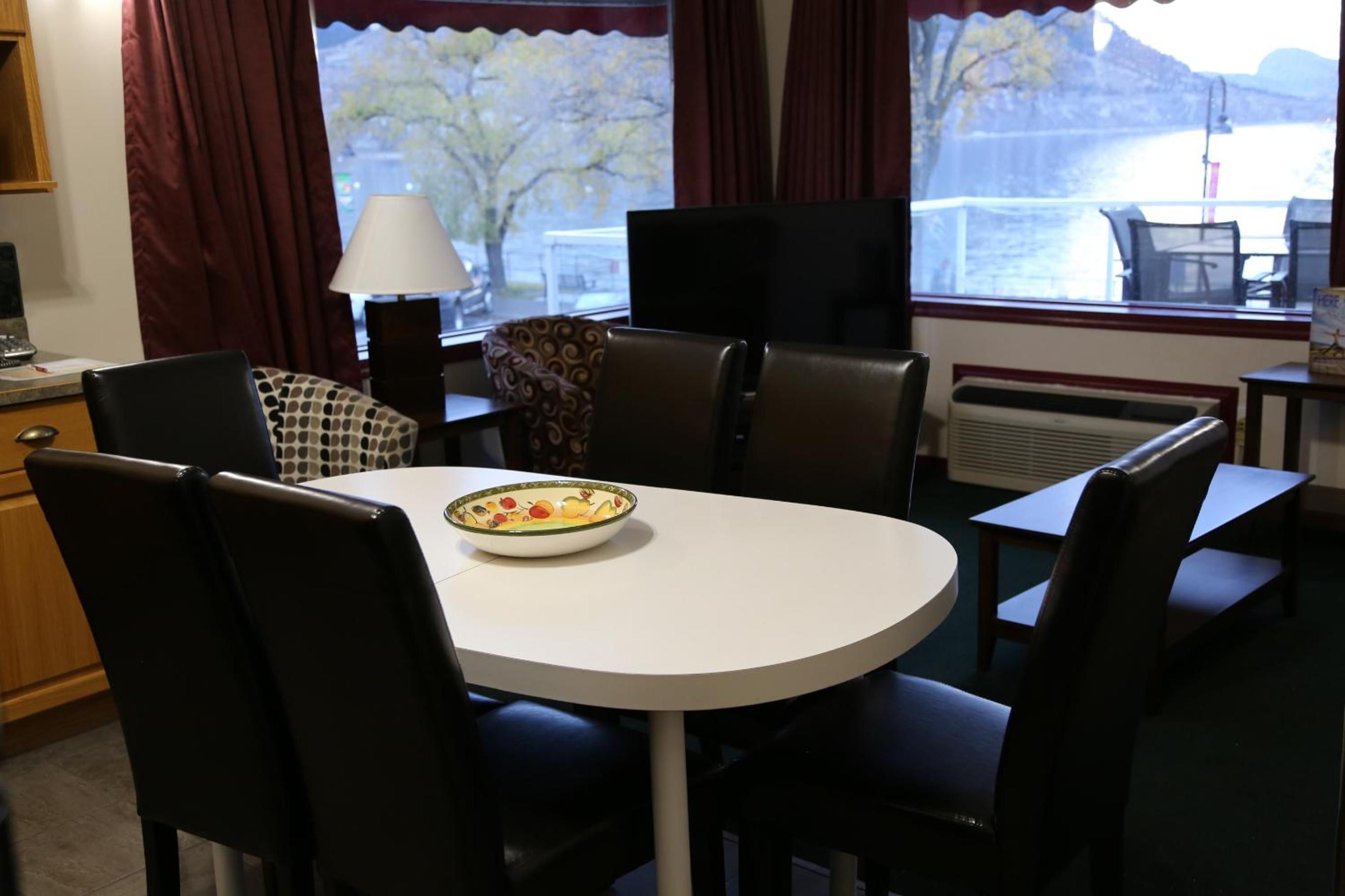 Deluxe Queen Suite with Lake View - Non Pet Friendly photo 2
