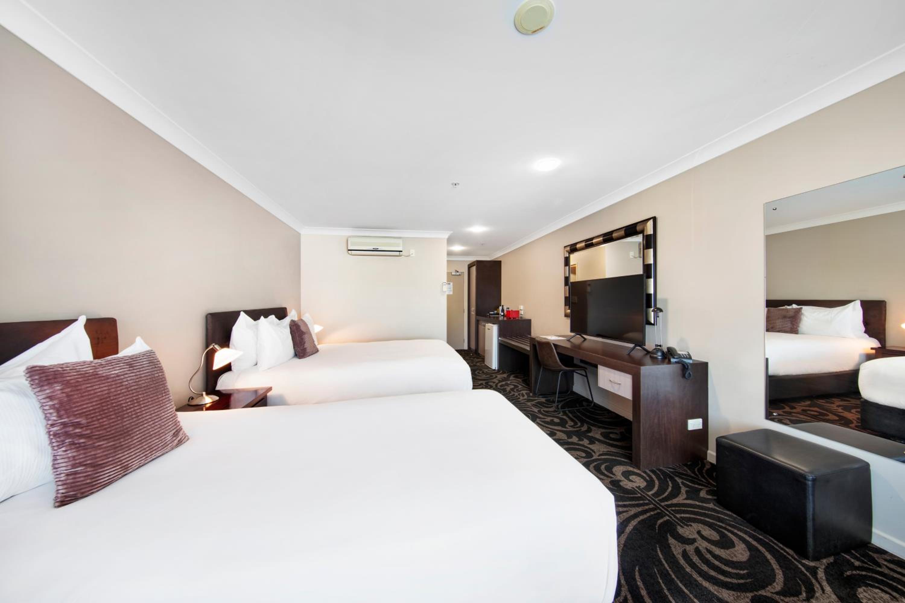 Superior 1 King 1 Single