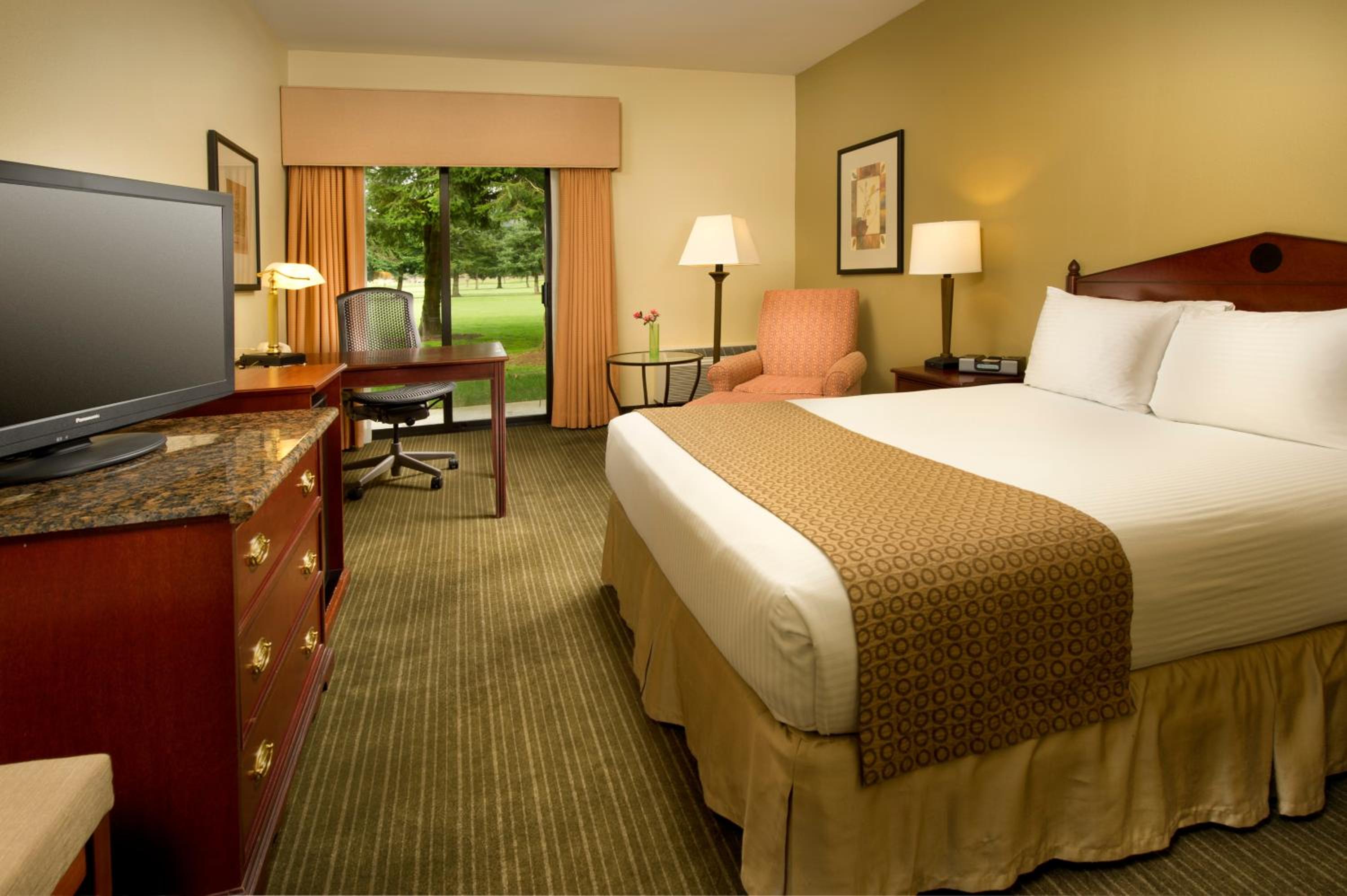 Queen Room with Golf Course View - Non-Smoking - Photo 4