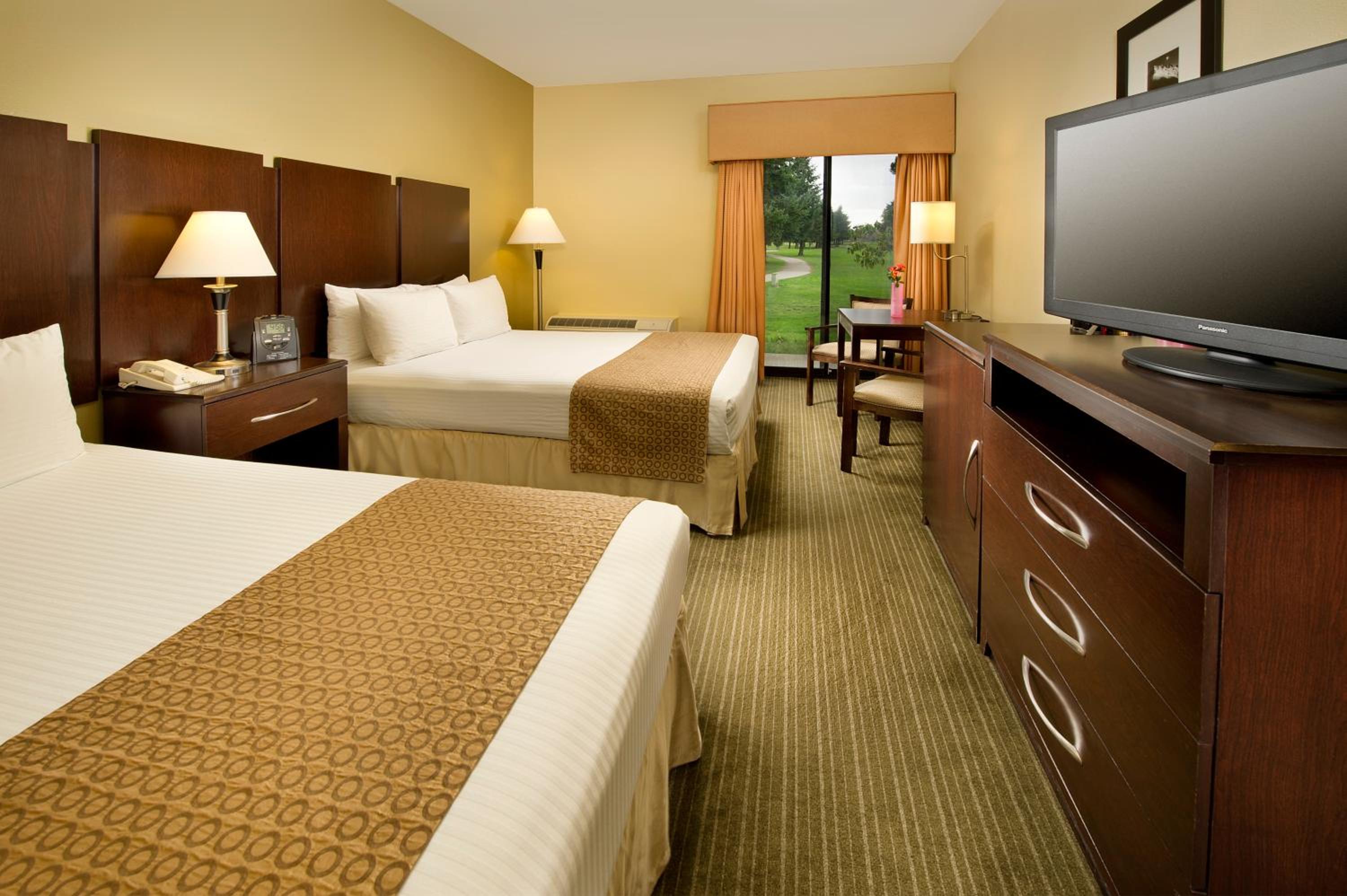Queen Room with Two Queen Beds, Balcony and Golf Course View - Non-Smoking - Photo 2