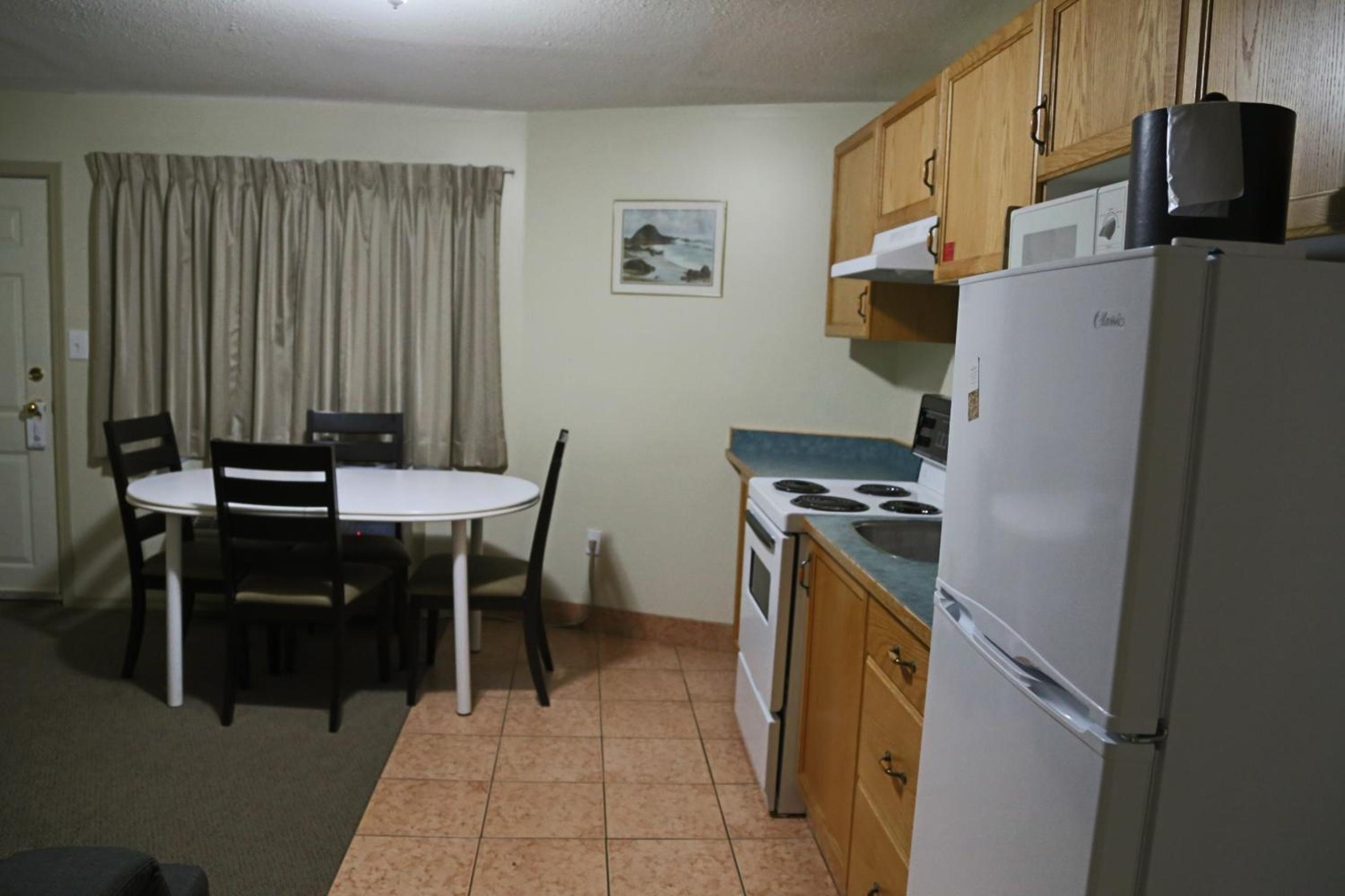 One-Bedroom Suite with Two Double Beds and Kitchen - Non Pet Friendly - Photo 4