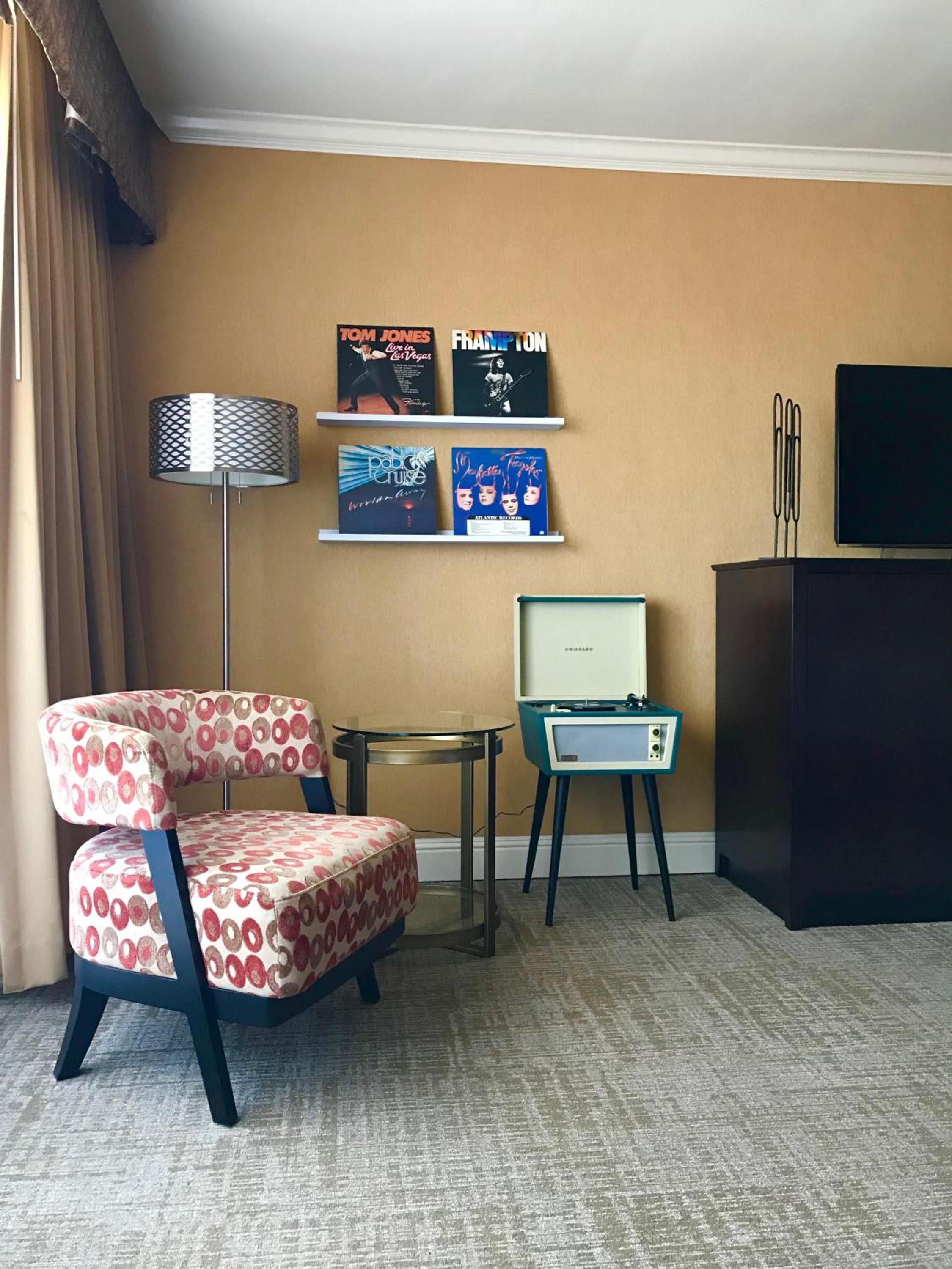 Deluxe King Room with Balcony photo 3