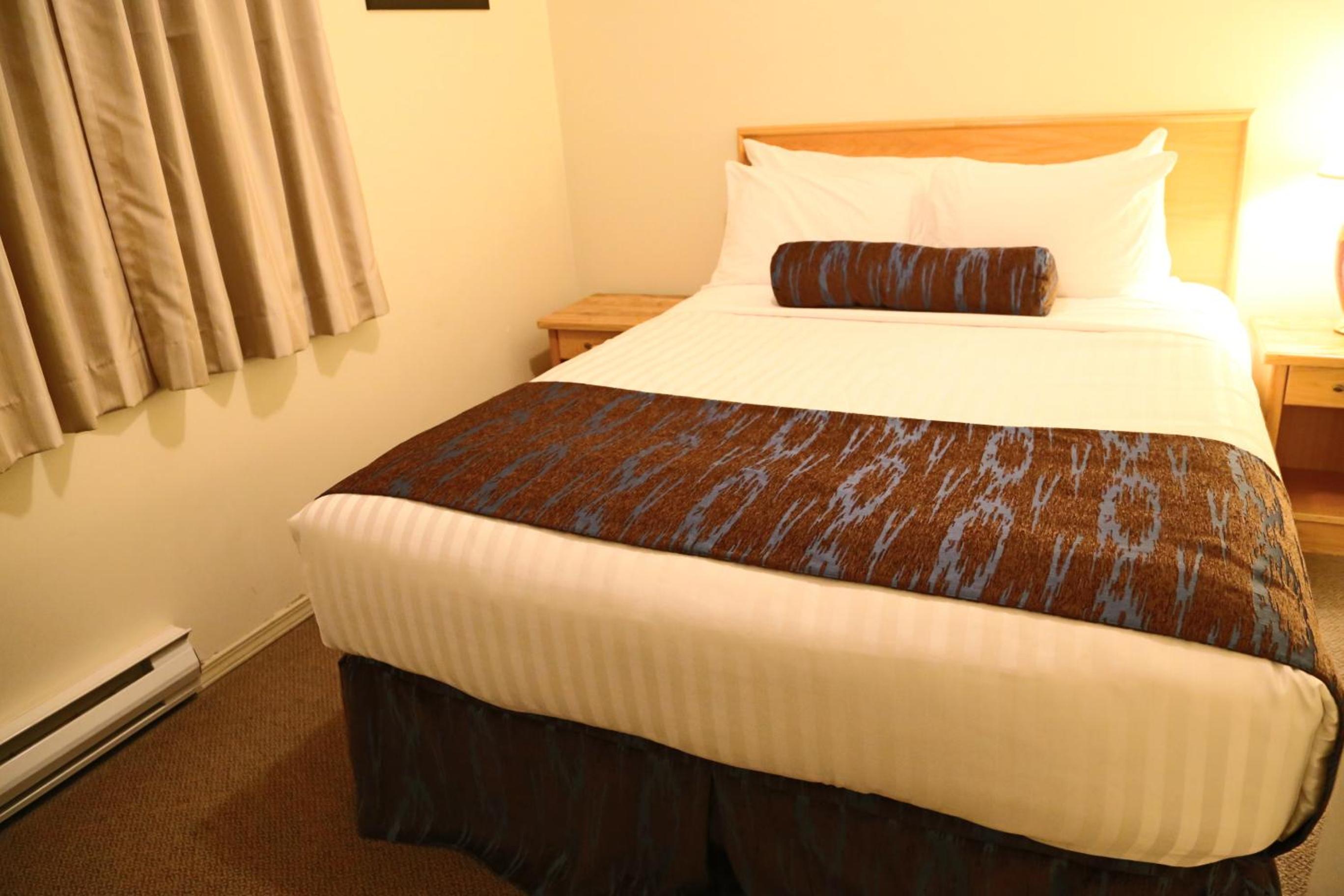 Queen Suite - Non Pet Friendly - Photo 1